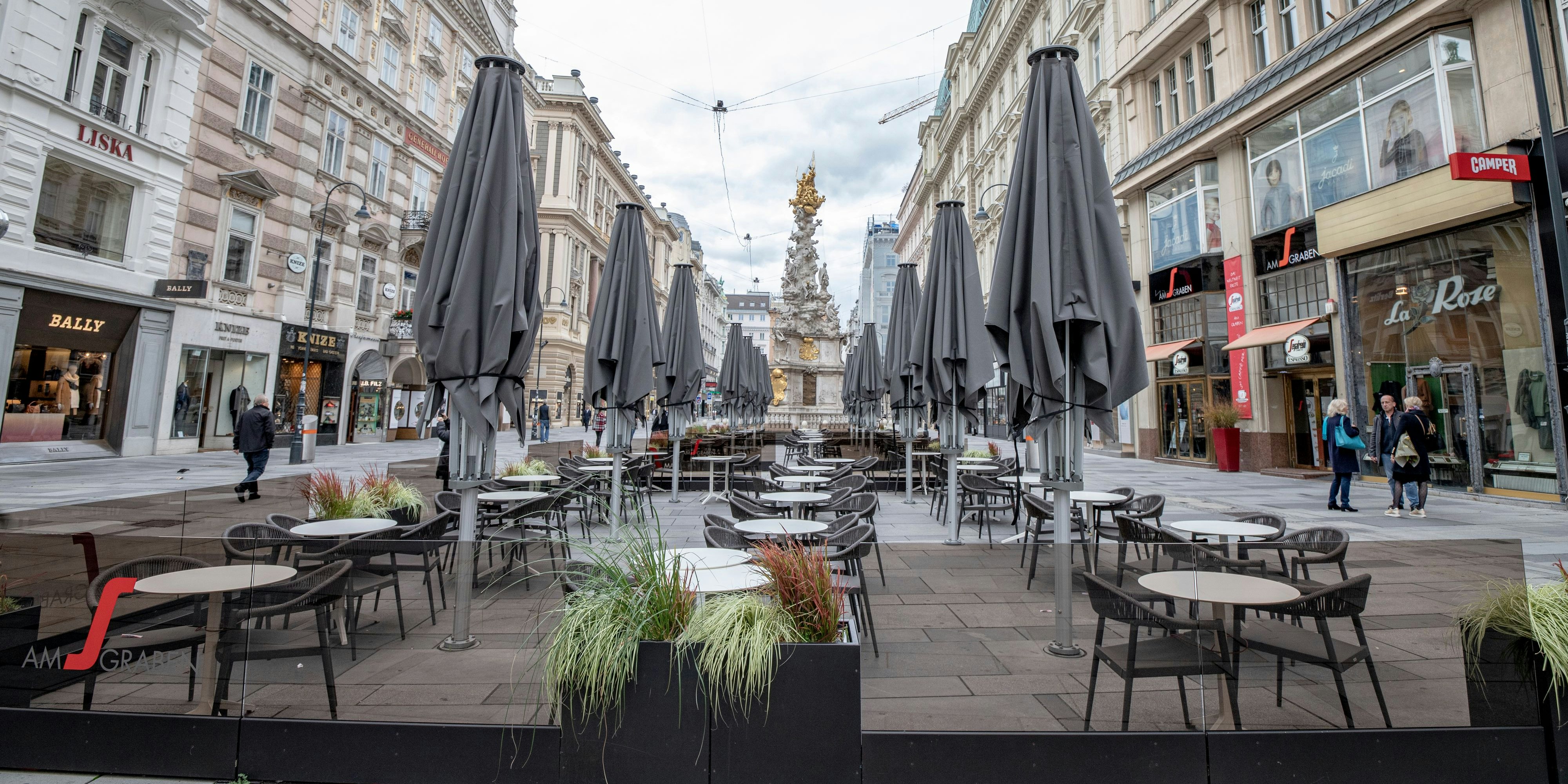 Download von www.picturedesk.com am 18.01.2021 (08:04).  In der Nacht vom 02.011.2020 verstarben mehrere Personen aufgrund eines Terroranschlages in Wien. Die Bundesregierung verhängt die Staatstrauer. Darüber hinaus bestehen zur Zeit ein Corona Lockdown. Im Bild: Keine Gäste im Gastgarten. Wien, Österreich. 03.11.2020 // On 2. November 2020 several people died after a terrorist attack in Vienna. Government of Austria declares National mourning. Apart from this there is a current lockdown due to rising infection rates. Picture: No customers in the restaurant. Austria. 03. November 2020 - 20201103_PD10435 - Rechteinfo: Rights Managed (RM)