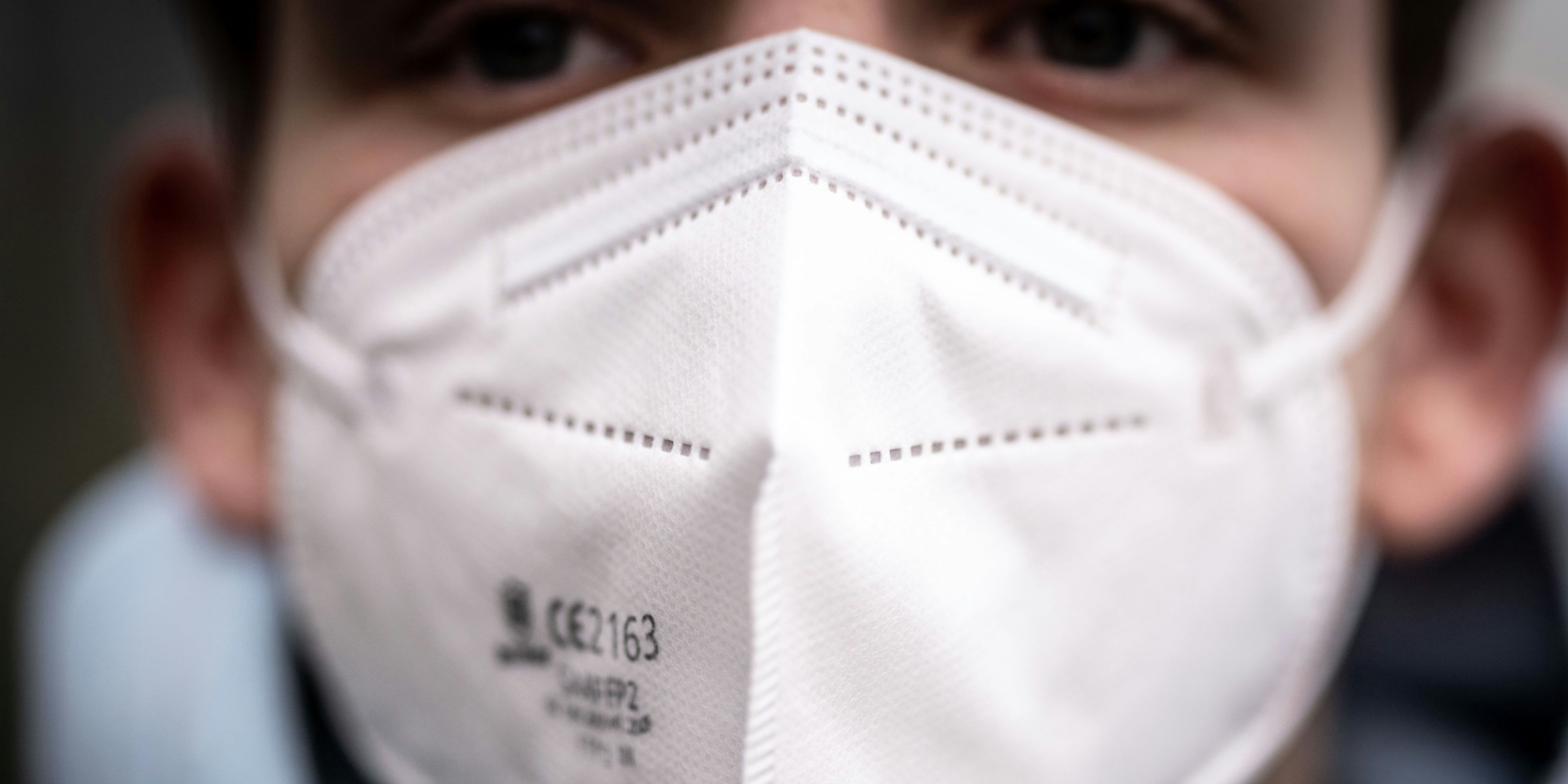 Download von www.picturedesk.com am 18.01.2021 (14:50).  18 January 2021, Hessen, Frankfurt/Main: ILLUSTRATION - A young man wears an FFP2 mask. To protect against the coronavirus, more people from risk groups are to receive FFP2 masks financed by the federal government than initially planned. According to a comparison with health insurance data, 34.1 million instead of 27 million citizens are to be sent vouchers for twelve FFP2 masks in the next few days. Photo: Frank Rumpenhorst/dpa - 20210118_PD2226 - Rechteinfo: Rights Managed (RM)