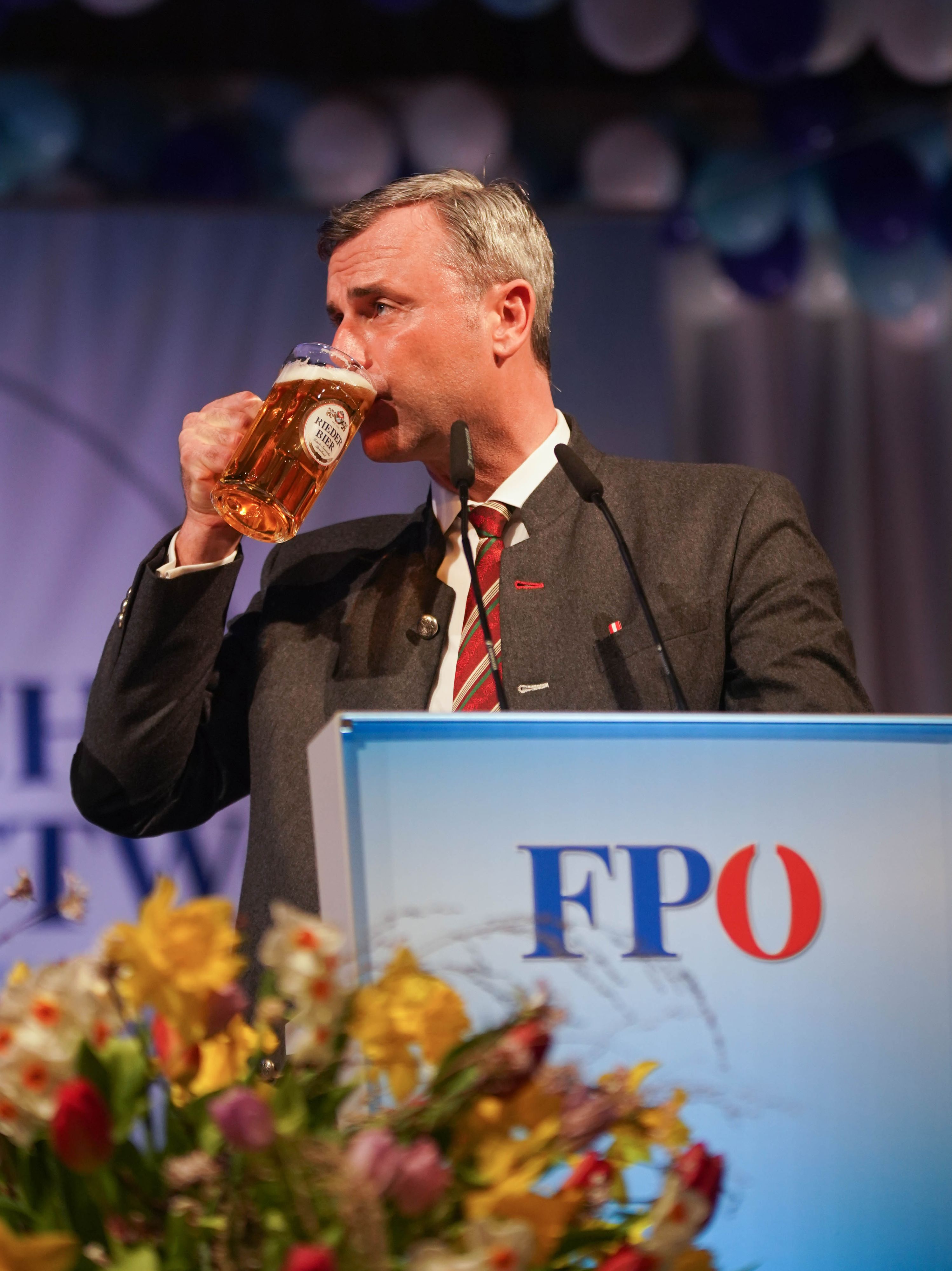 FPÖ-Chef Norbert Hofer genießt ein Bier beim politischen Aschermittwoch Anfang 2020.