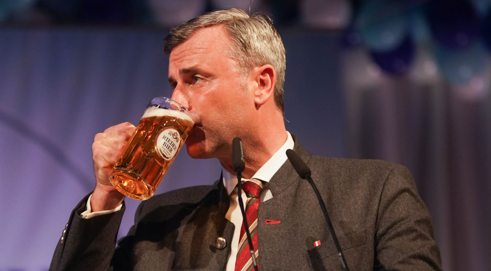 FPÖ-Chef Norbert Hofer genießt ein Bier beim politischen Aschermittwoch Anfang 2020.