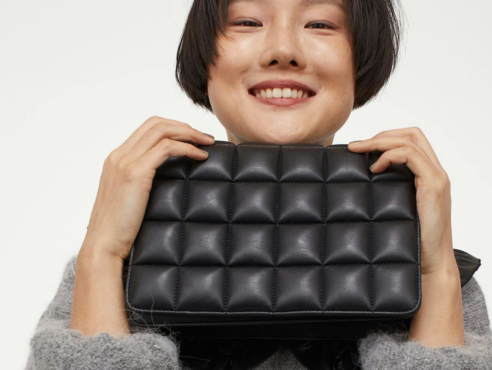H&M hat schnell gehandelt und eine Tasche im Trend-Look herausgebracht.