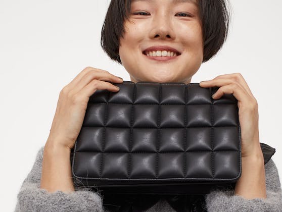 H&M hat schnell gehandelt und eine Tasche im Trend-Look herausgebracht.