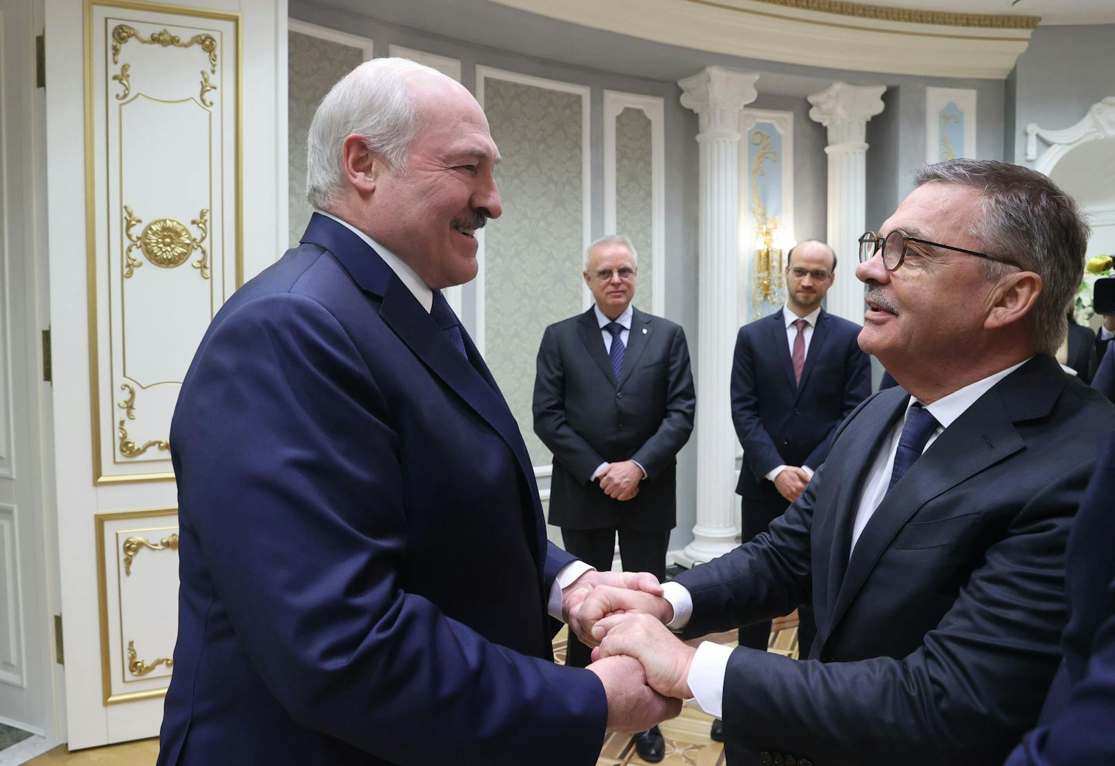 Weißrusslands Präsident Alexander Lukashenko traf sich mit Rene Fasel, Boss der International Ice Hockey Federation (IIHF). Das Foto entstand am 11. Jänner.