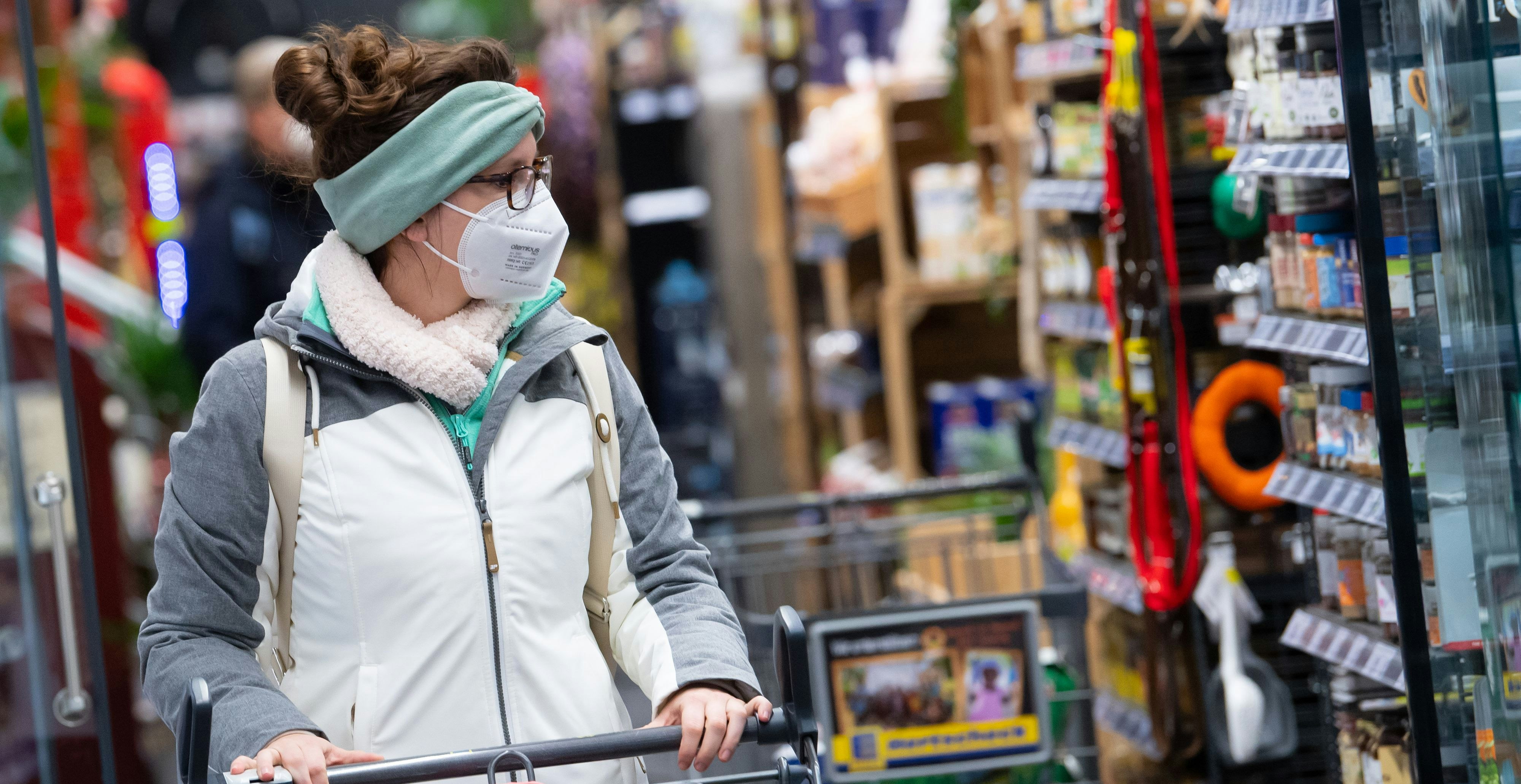 Download von www.picturedesk.com am 18.01.2021 (14:29).  18 January 2021, Bavaria, Neubiberg: A woman wears an FFP2 protective mask while shopping in a supermarket. Since 18.01.2021, it has been compulsory to wear FFP2 protective masks in Bavarian buses, trams, underground and suburban trains and in all shops. Photo: Sven Hoppe/dpa - 20210118_PD3201 - Rechteinfo: Rights Managed (RM)