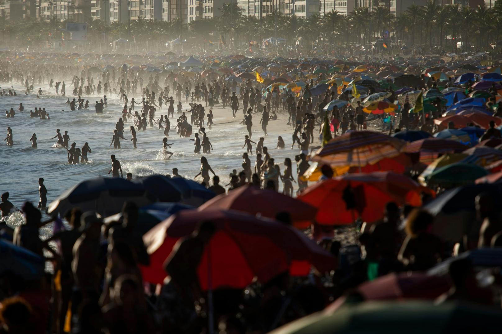 Volle Strände in Rio de Janeiro