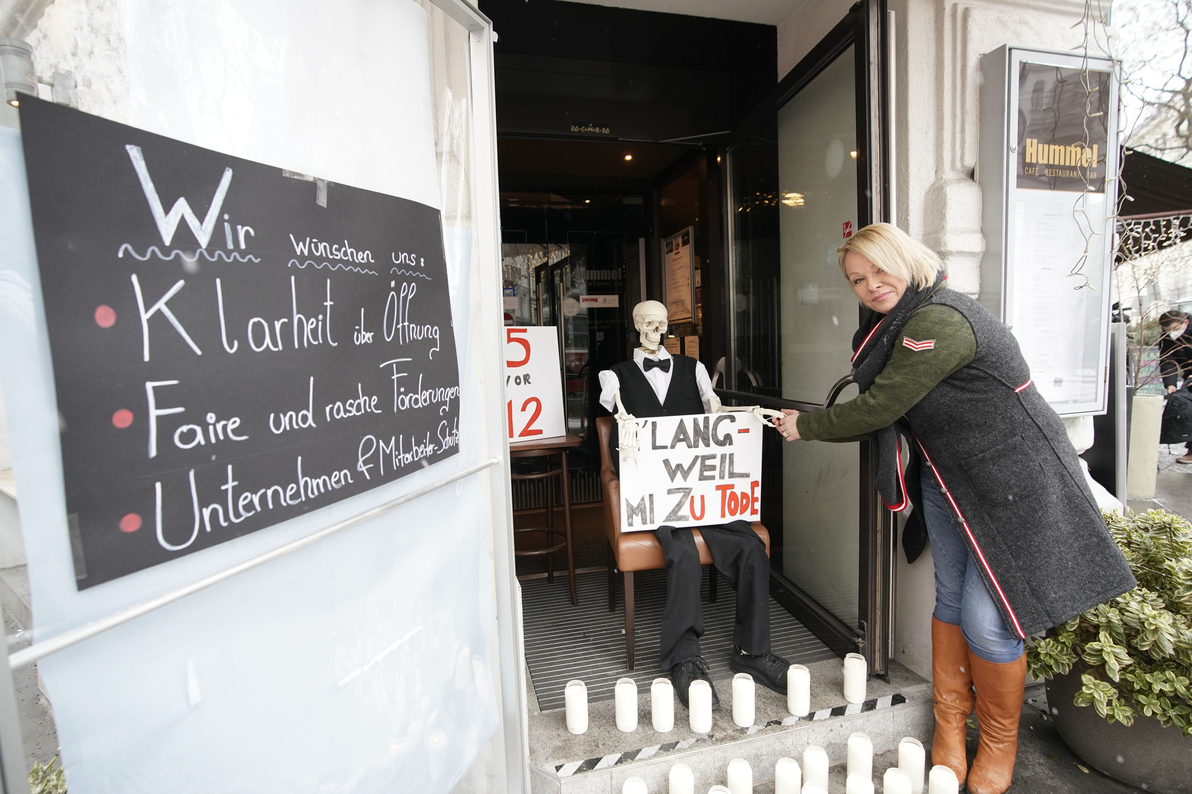 Skelett und Grabkerzen vor Cafe Hummel