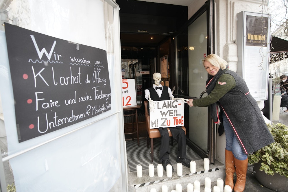 Wirtin Christina Hummel (re.) und 