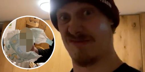 Manuel Feller zeigt eine volle Windel seines Sohnes. Den unappetitlichen Inhalt wollen wir euch ersparen.