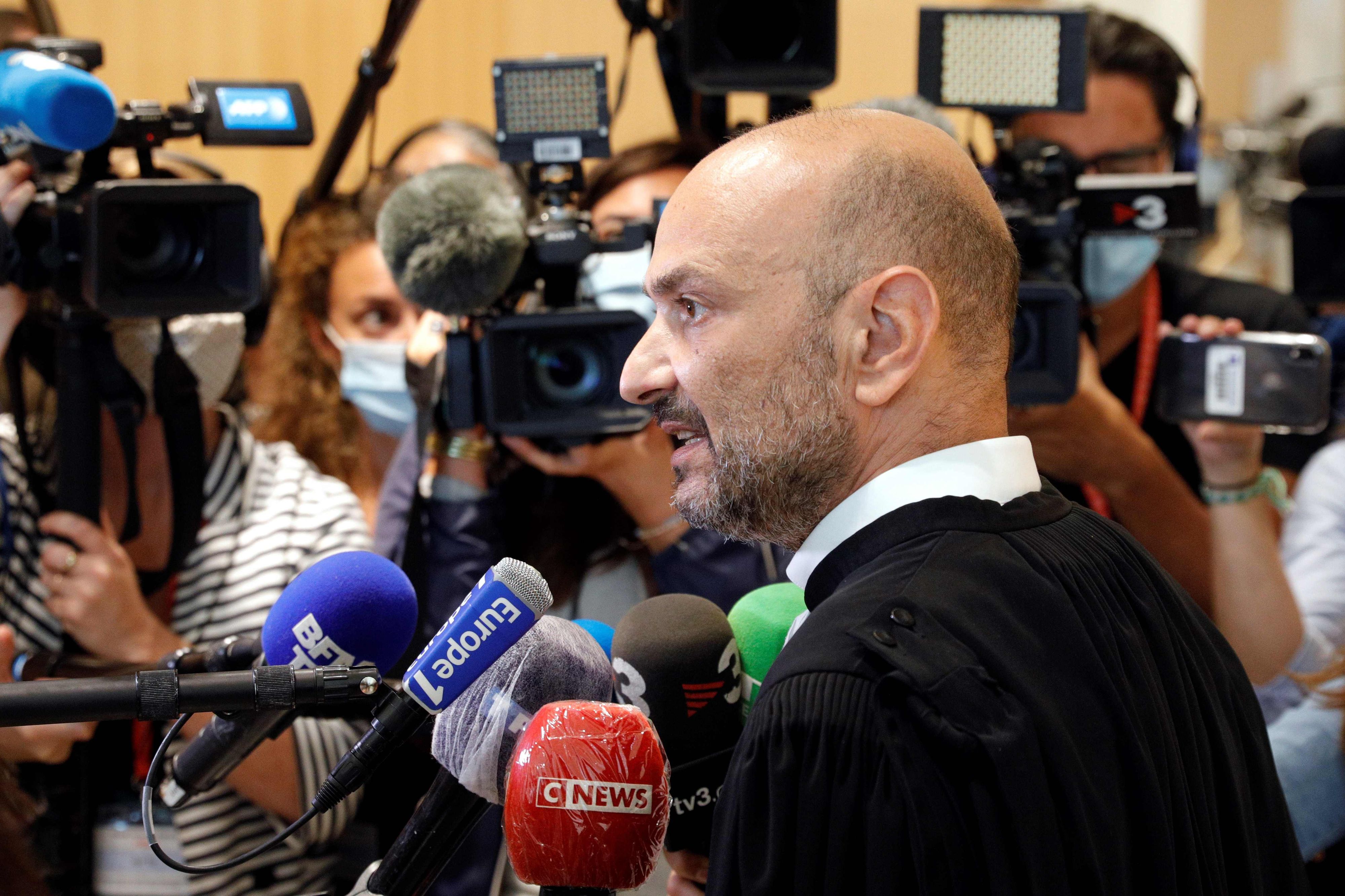 Milas Anwalt Richard Malka in einem Pariser Gericht