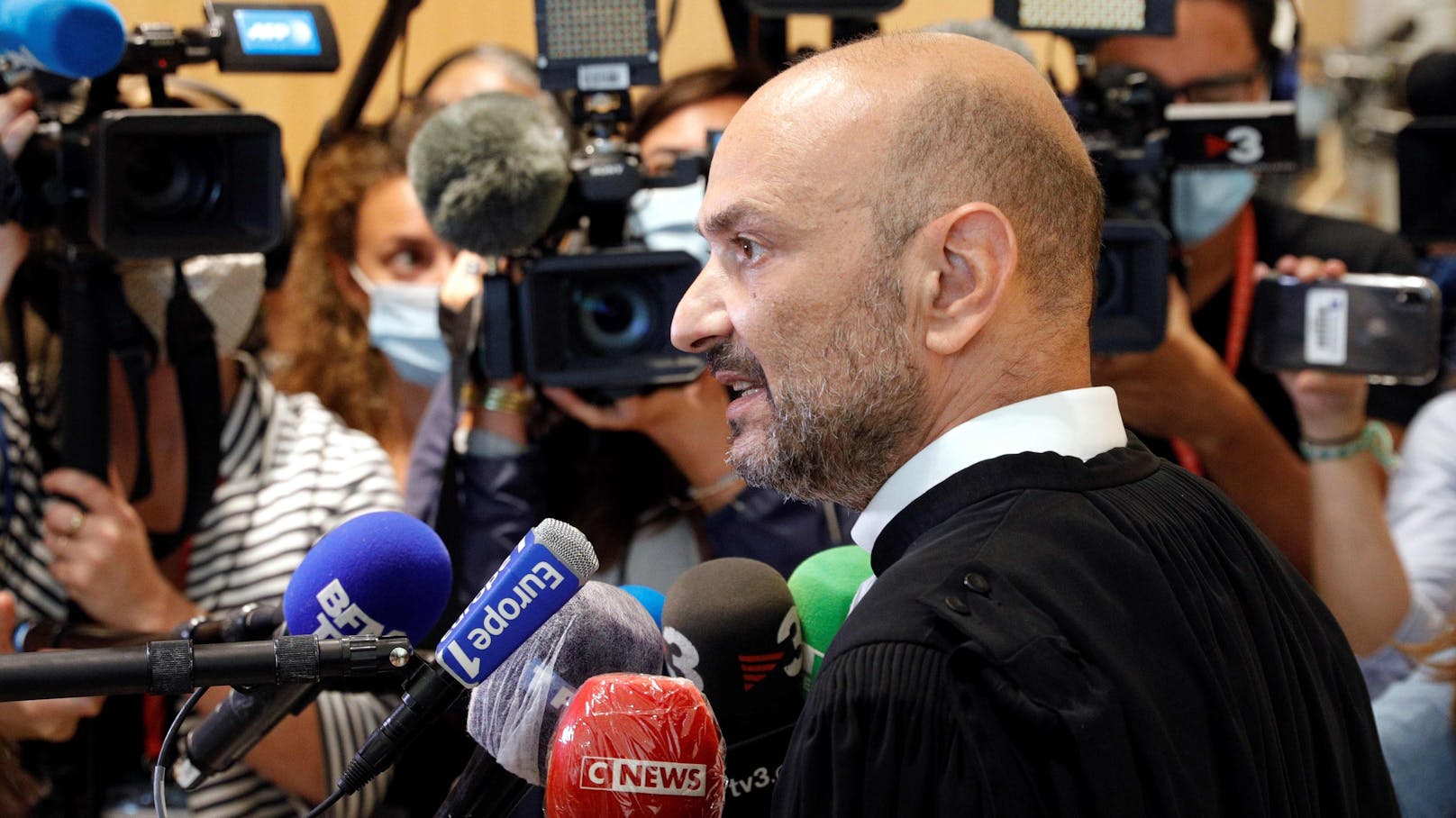 Milas Anwalt Richard Malka in einem Pariser Gericht