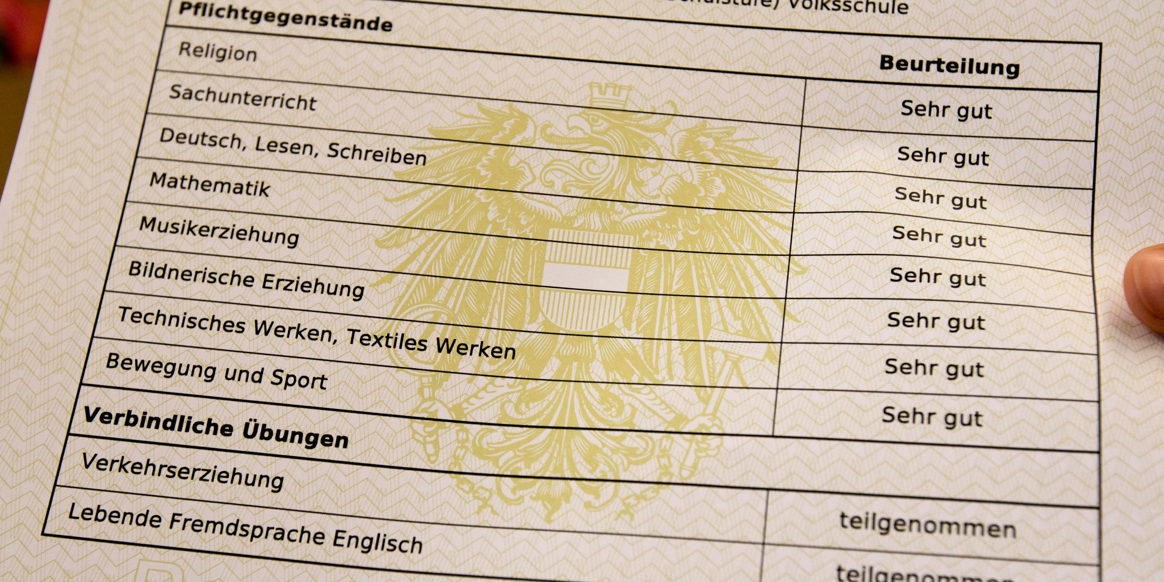 Auf die Semesterzeugnisse müssen Schüler heuer länger warten.