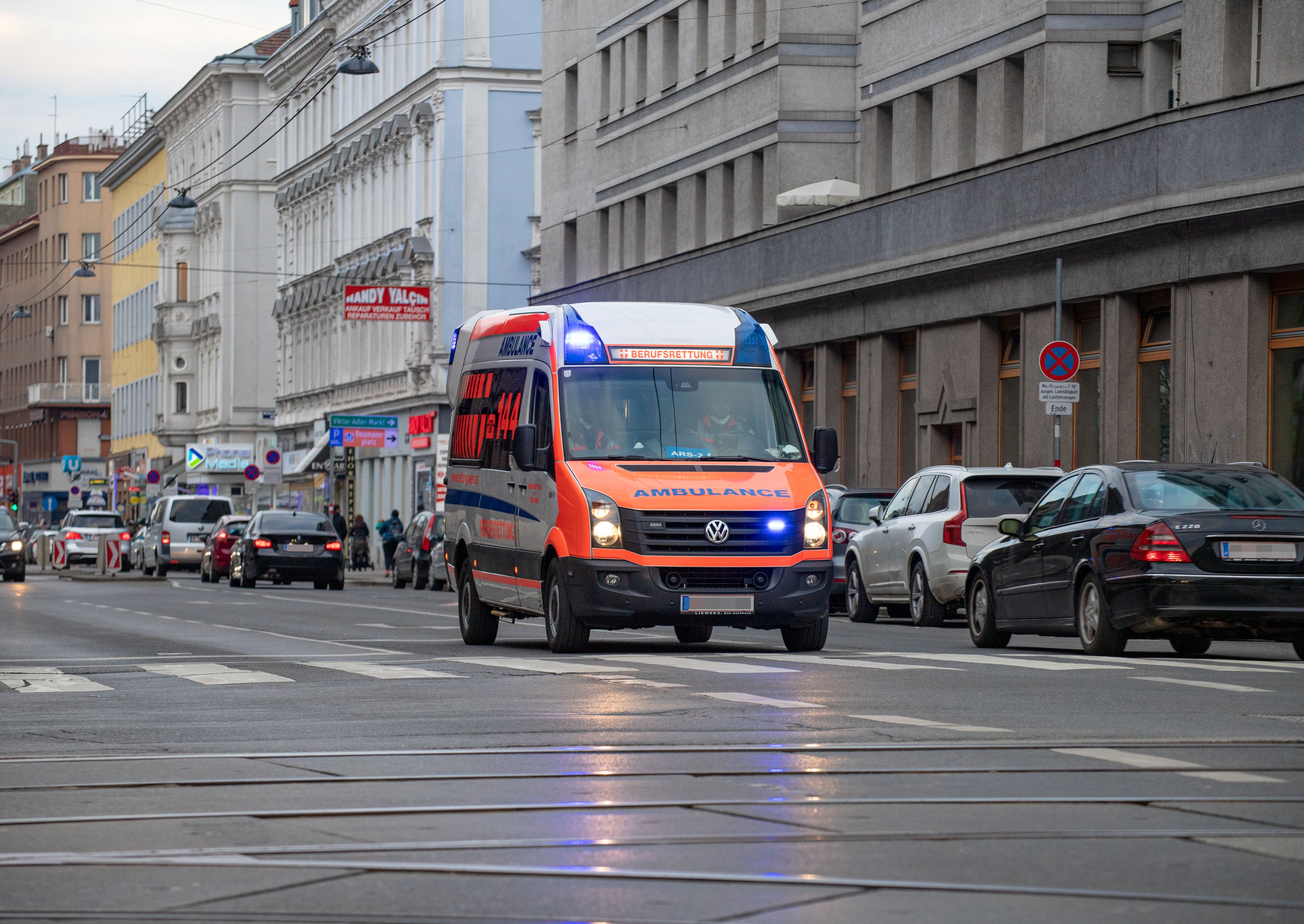 Download von www.picturedesk.com am 19.01.2021 (11:54).  Ein Rettungswagen (RTW) der Wiener Berufsrettung befindet sich auf Einsatzfahrt im 10. Wiener Gemeindebezirk. Wien, Österreich. Jänner 2021 // Ambulance car of the EMT Service Vienna on the way to an emergency. Vienna, Austria. January 2021. - 20210109_PD10701 - Rechteinfo: Rights Managed (RM)