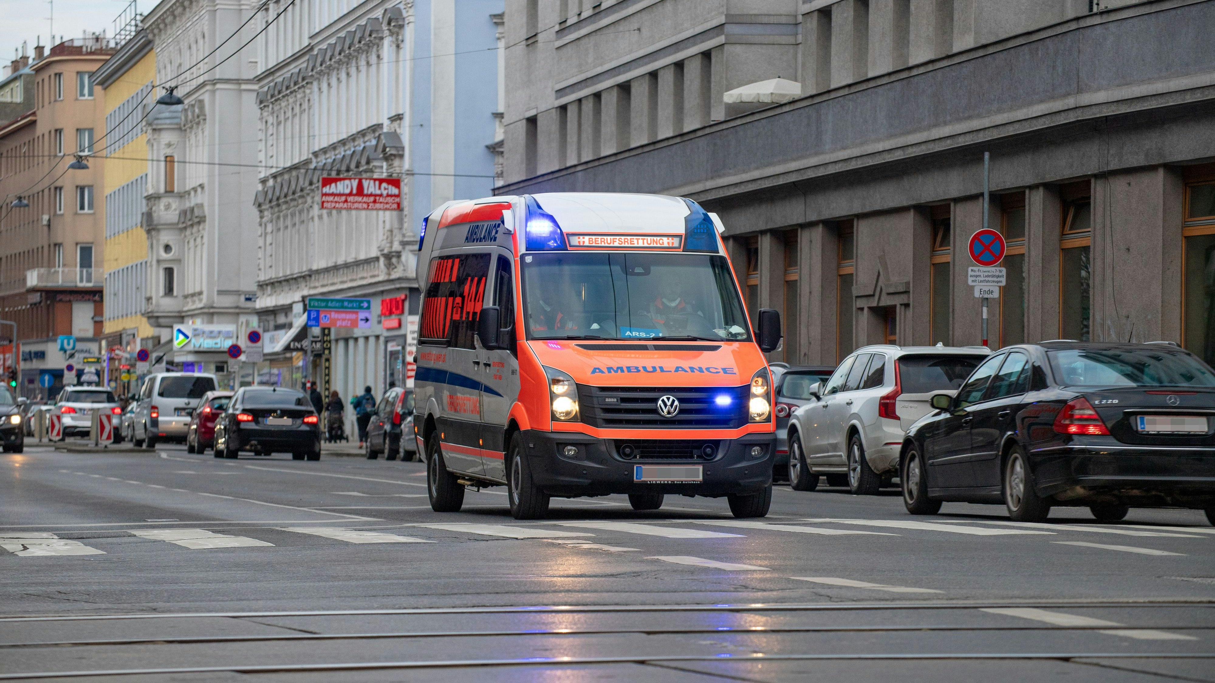 Download von www.picturedesk.com am 19.01.2021 (11:54).  Ein Rettungswagen (RTW) der Wiener Berufsrettung befindet sich auf Einsatzfahrt im 10. Wiener Gemeindebezirk. Wien, Österreich. Jänner 2021 // Ambulance car of the EMT Service Vienna on the way to an emergency. Vienna, Austria. January 2021. - 20210109_PD10701 - Rechteinfo: Rights Managed (RM)