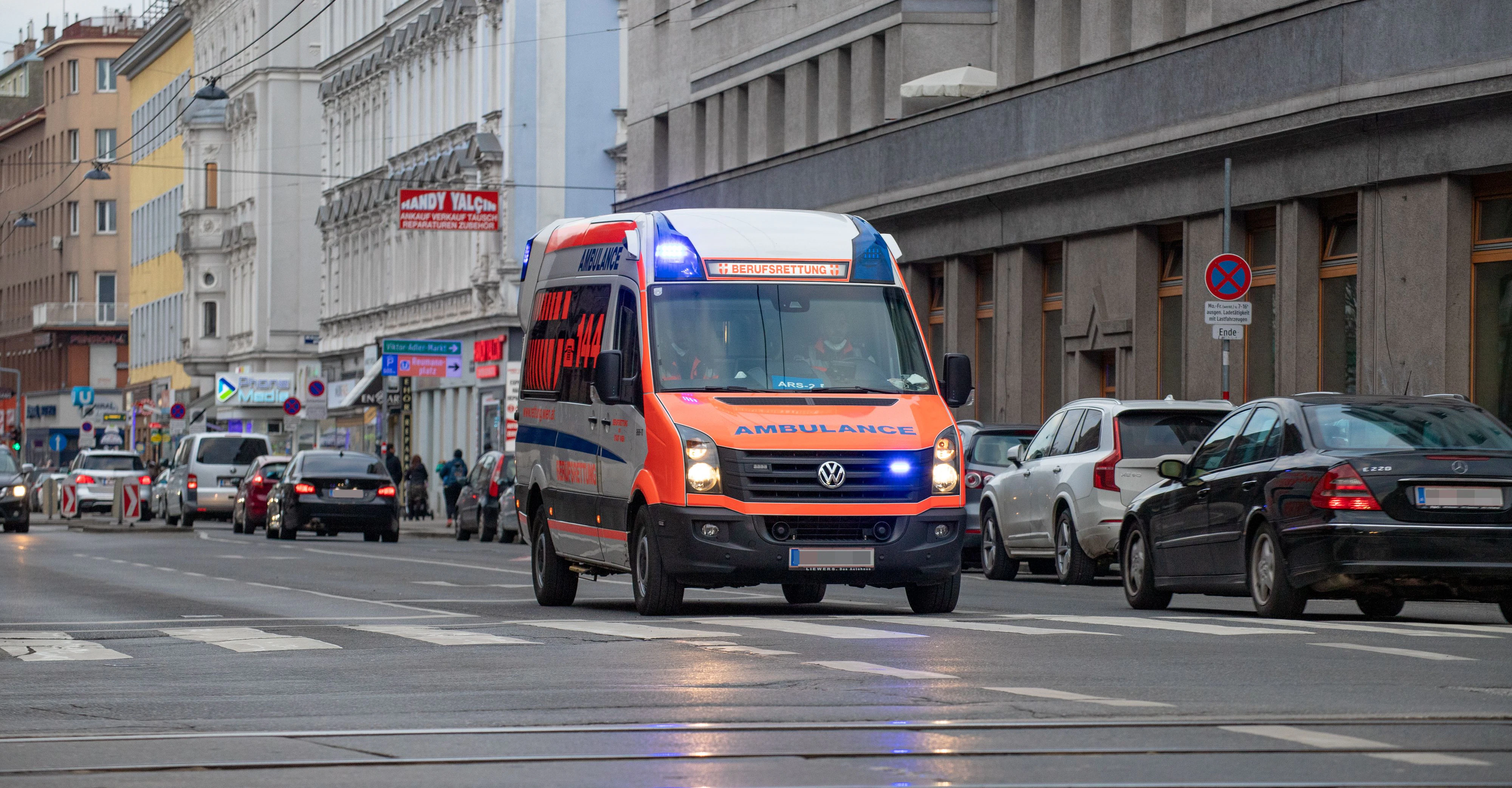 Download von www.picturedesk.com am 19.01.2021 (11:54).  Ein Rettungswagen (RTW) der Wiener Berufsrettung befindet sich auf Einsatzfahrt im 10. Wiener Gemeindebezirk. Wien, Österreich. Jänner 2021 // Ambulance car of the EMT Service Vienna on the way to an emergency. Vienna, Austria. January 2021. - 20210109_PD10701 - Rechteinfo: Rights Managed (RM)