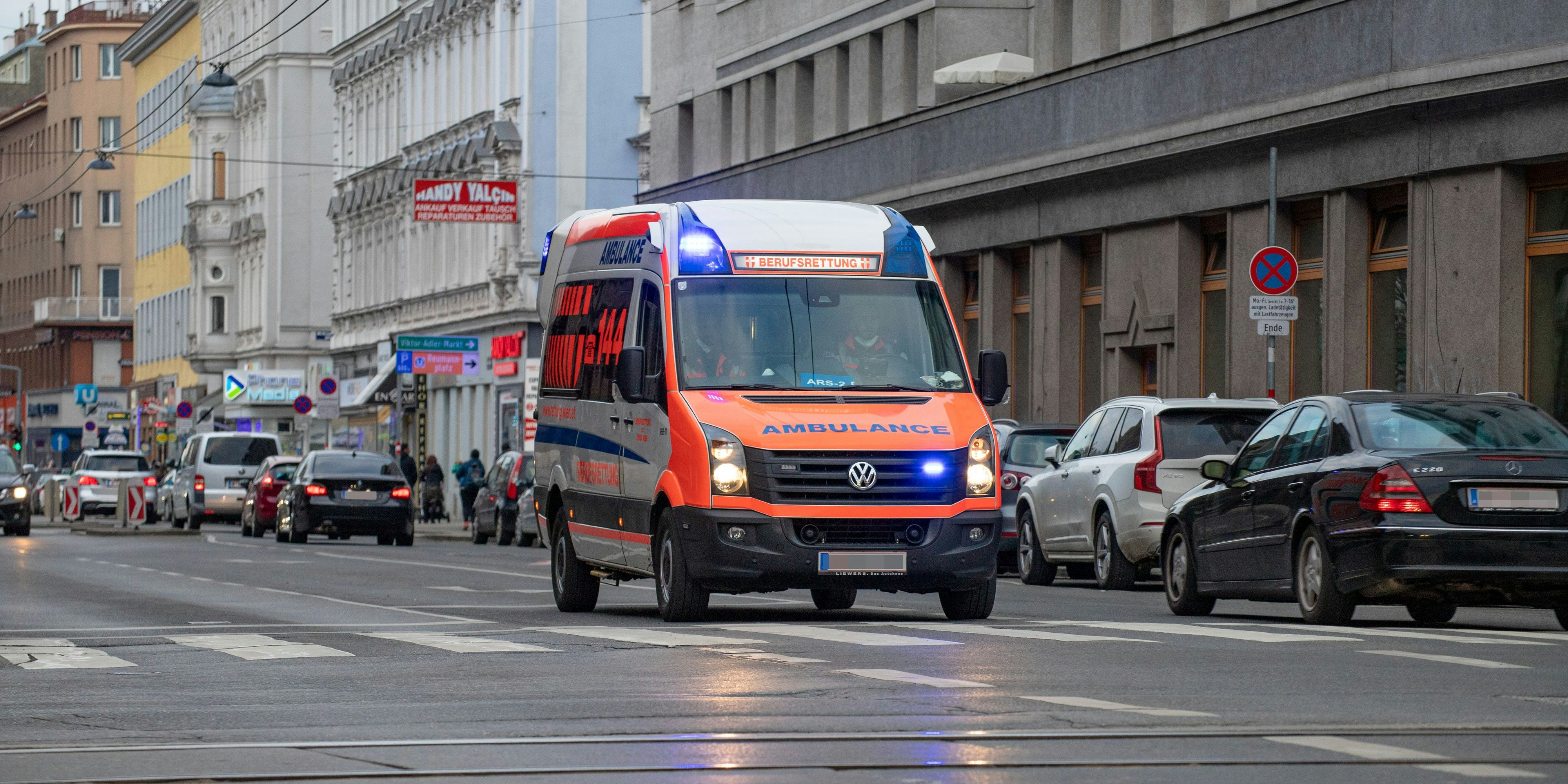 Download von www.picturedesk.com am 19.01.2021 (11:54).  Ein Rettungswagen (RTW) der Wiener Berufsrettung befindet sich auf Einsatzfahrt im 10. Wiener Gemeindebezirk. Wien, Österreich. Jänner 2021 // Ambulance car of the EMT Service Vienna on the way to an emergency. Vienna, Austria. January 2021. - 20210109_PD10701 - Rechteinfo: Rights Managed (RM)