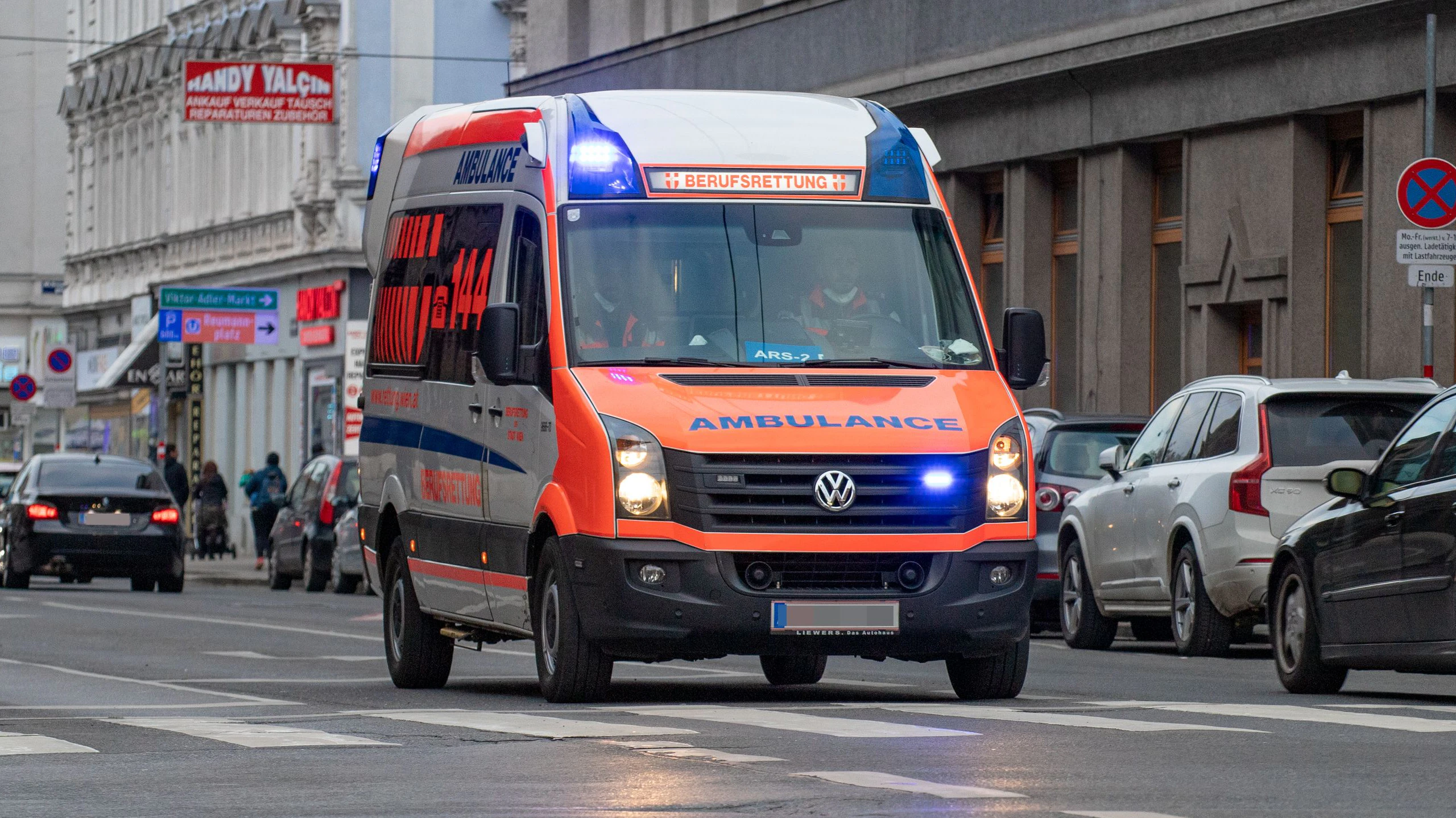 Download von www.picturedesk.com am 19.01.2021 (11:54).  Ein Rettungswagen (RTW) der Wiener Berufsrettung befindet sich auf Einsatzfahrt im 10. Wiener Gemeindebezirk. Wien, Österreich. Jänner 2021 // Ambulance car of the EMT Service Vienna on the way to an emergency. Vienna, Austria. January 2021. - 20210109_PD10701 - Rechteinfo: Rights Managed (RM)