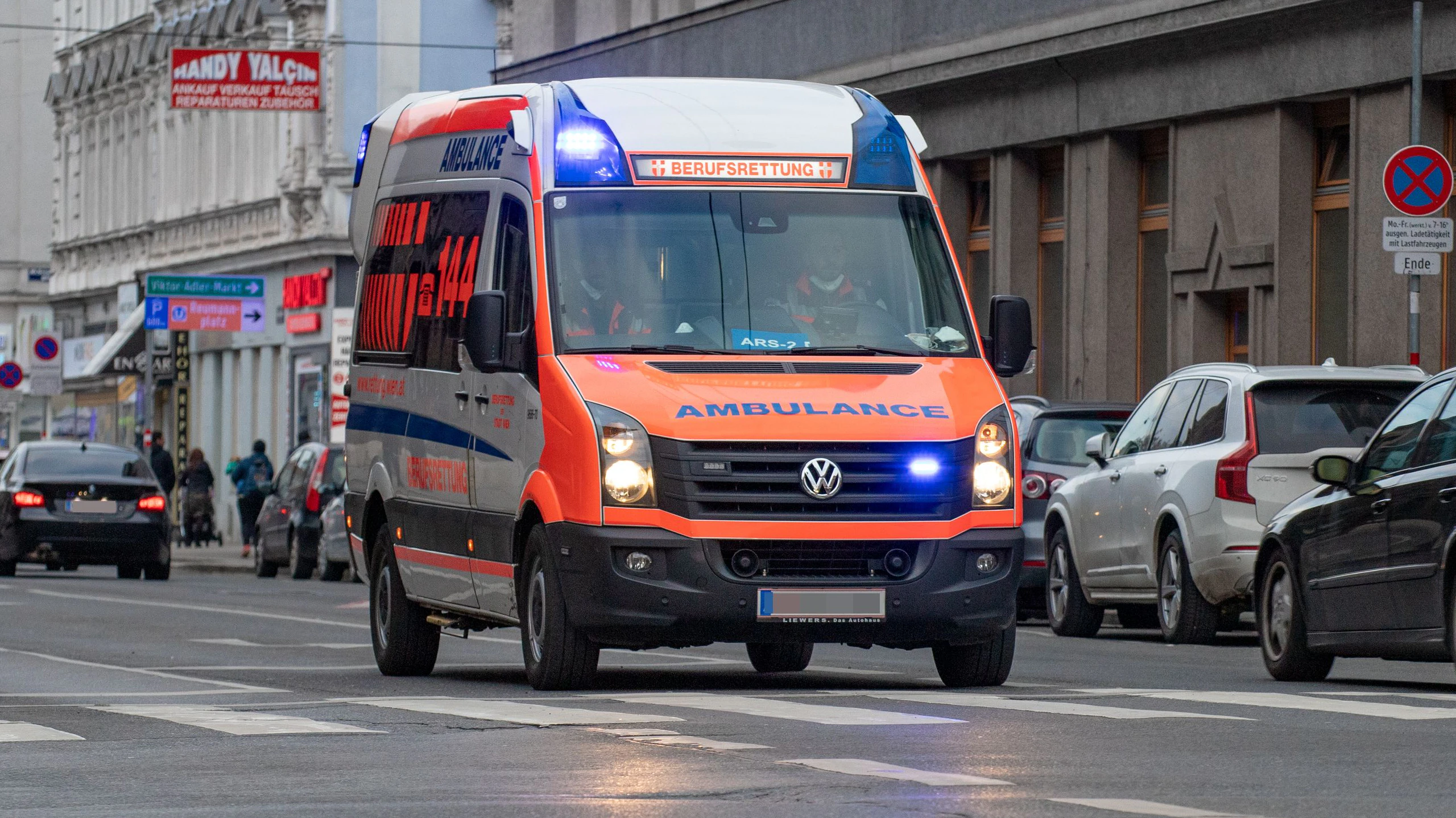 Download von www.picturedesk.com am 19.01.2021 (11:54).  Ein Rettungswagen (RTW) der Wiener Berufsrettung befindet sich auf Einsatzfahrt im 10. Wiener Gemeindebezirk. Wien, Österreich. Jänner 2021 // Ambulance car of the EMT Service Vienna on the way to an emergency. Vienna, Austria. January 2021. - 20210109_PD10701 - Rechteinfo: Rights Managed (RM)
