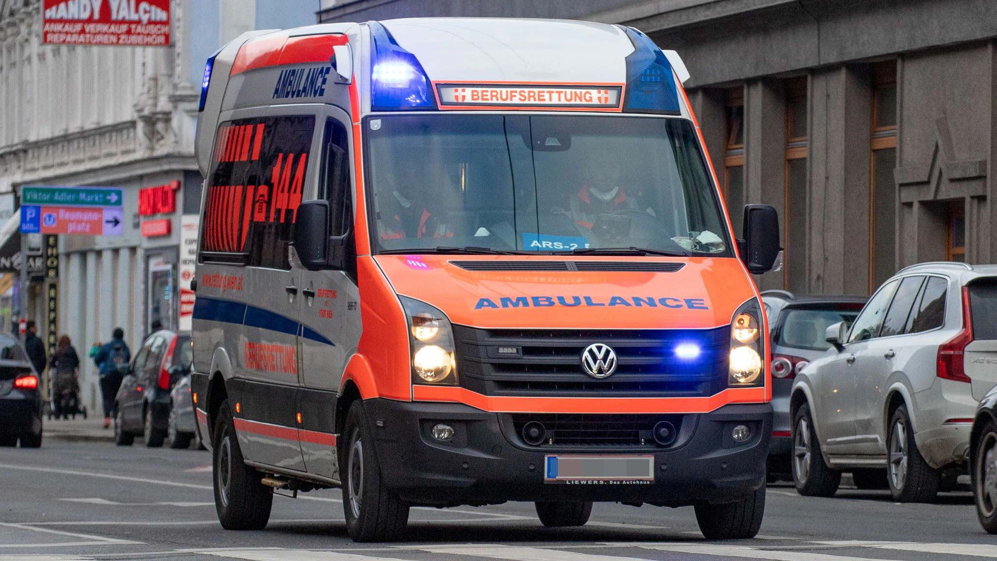 Download von www.picturedesk.com am 19.01.2021 (11:54).  Ein Rettungswagen (RTW) der Wiener Berufsrettung befindet sich auf Einsatzfahrt im 10. Wiener Gemeindebezirk. Wien, Österreich. Jänner 2021 // Ambulance car of the EMT Service Vienna on the way to an emergency. Vienna, Austria. January 2021. - 20210109_PD10701 - Rechteinfo: Rights Managed (RM)