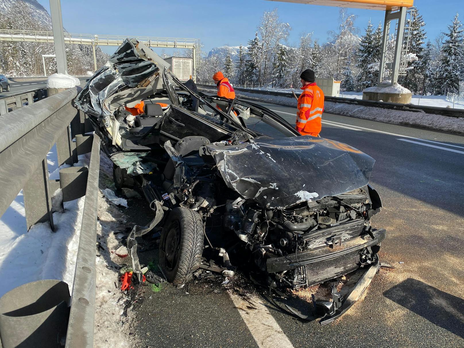 Schwerer Unfall am Dienstag auf der A12! Ein 25-Jähriger raste mit seinem Auto in einen Lkw, dabei wurde der Pkw regelrecht zerfetzt. 