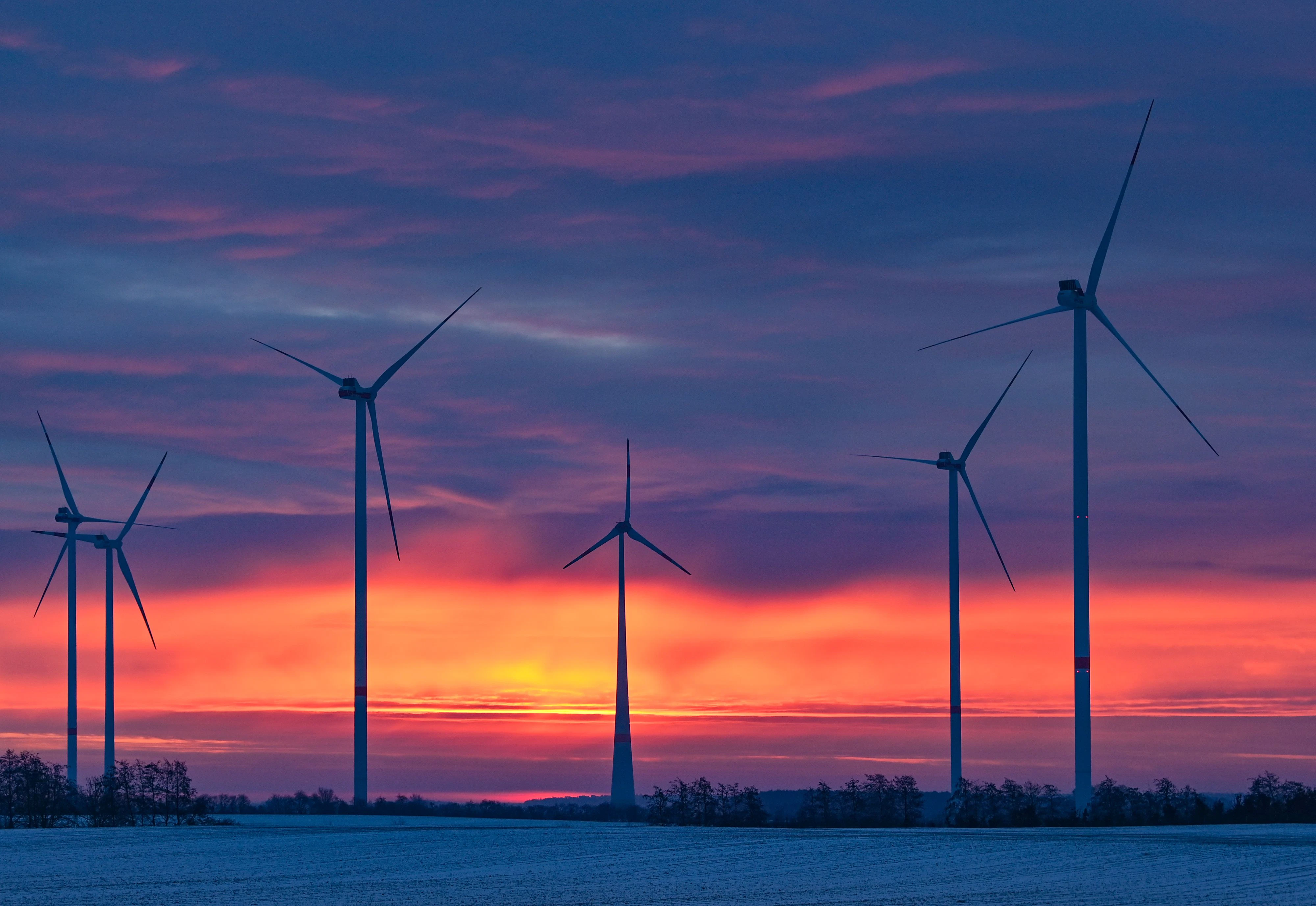 Download von www.picturedesk.com am 19.01.2021 (08:50).  18 January 2021, Brandenburg, Sieversdorf: Colourful clouds glow at sunrise over the landscape with wind turbines in the Oder-Spree district in East Brandenburg. Photo: Patrick Pleul/dpa-Zentralbild/ZB - 20210118_PD1329 - Rechteinfo: Rights Managed (RM)