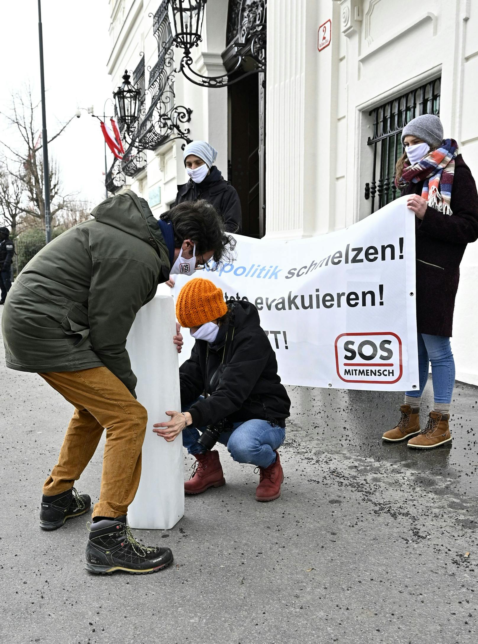 In einer Protestaktion gegen Österreichs Flüchtlingspolitik hat die "SOS Mitmensch" zwei Eisblöcke vor dem Kanzleramt aufgestellt.