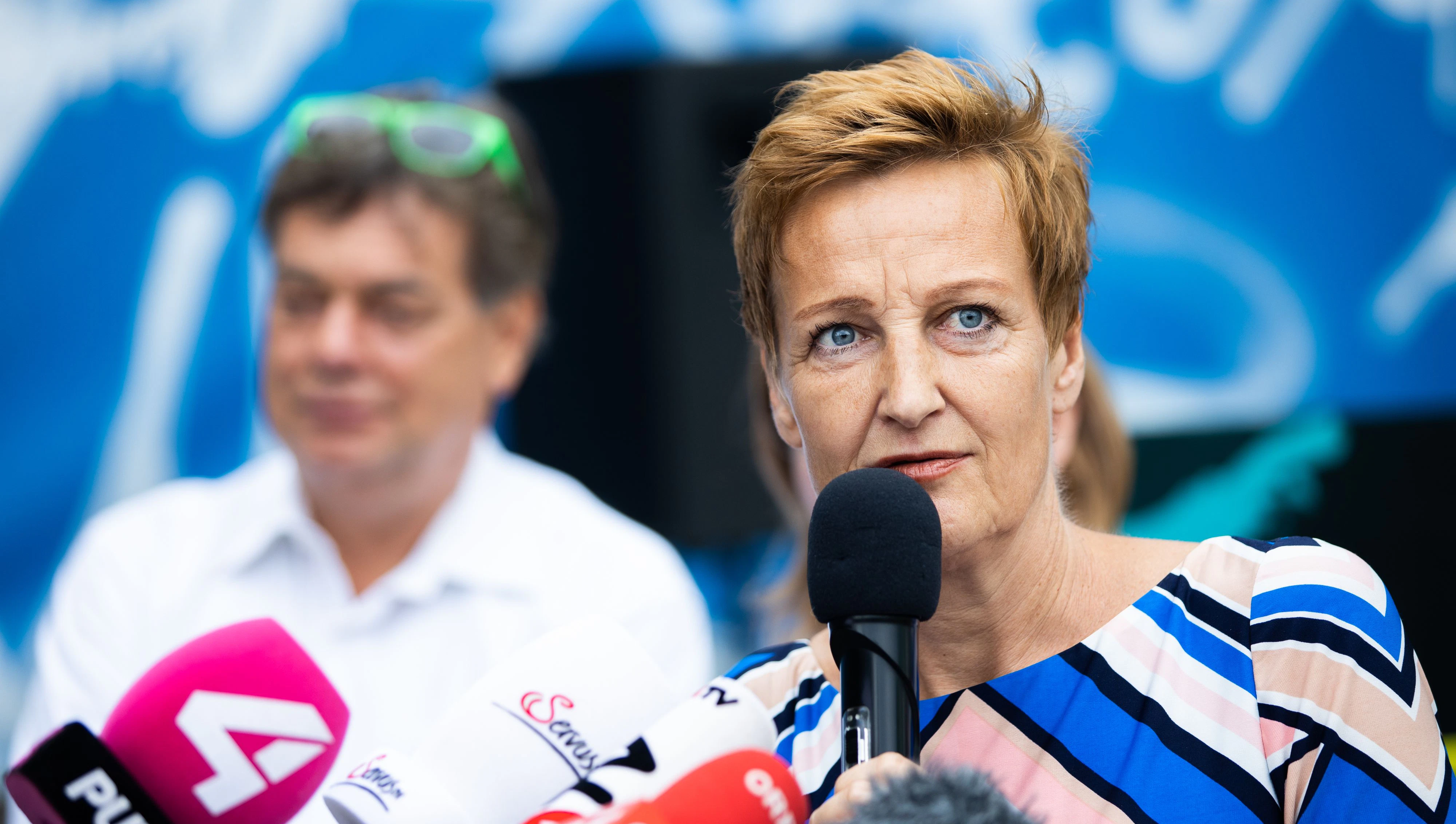 Download von www.picturedesk.com am 19.01.2021 (08:24).  ABD0073_20190823 - WIEN - ÖSTERREICH: vlnr.: Spitzenkandidat Werner Kogler und Sibylle Hamann, Listendritte für die NR-Wahl am Freitag, 23. August 2019, im Rahmen einer Plakatapräsentation der Grünen zur Nationalratswahl 2019 in Wien. - FOTO: APA/GEORG HOCHMUTH - 20190823_PD1470 - Rechteinfo: Rights Managed (RM)