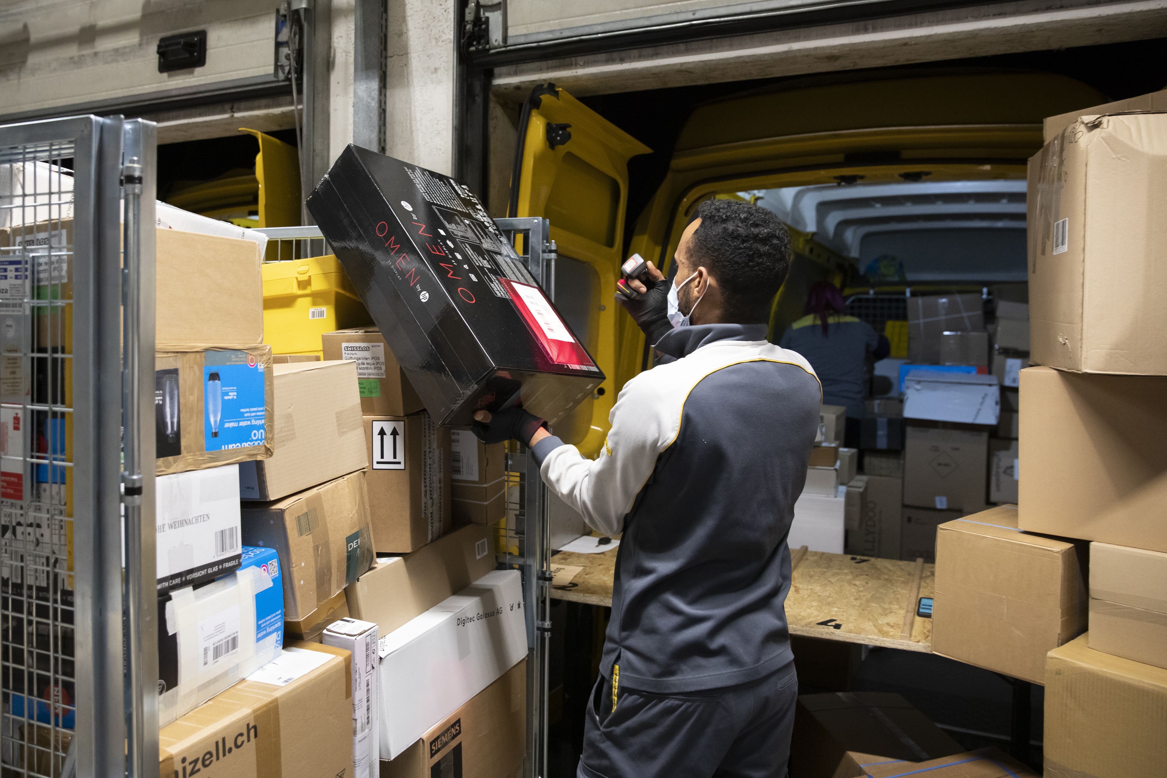 Eine Zustellerin hörte Kratzgeräusche aus einem Paket und alarmierte die Polizei. 