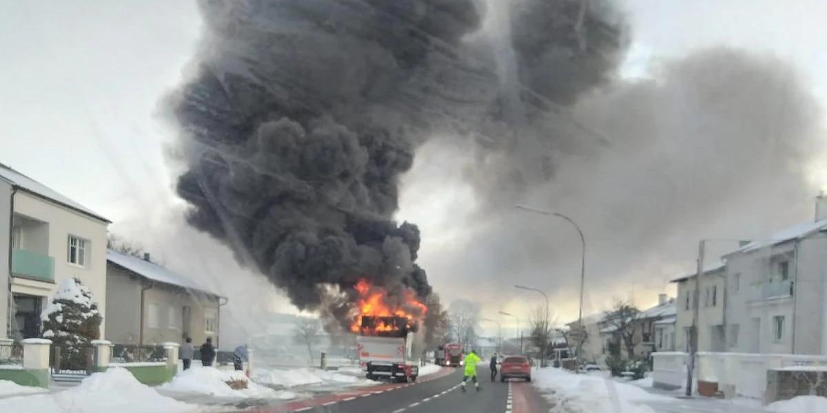 Der Lkw stand lichterloh in Flammen.