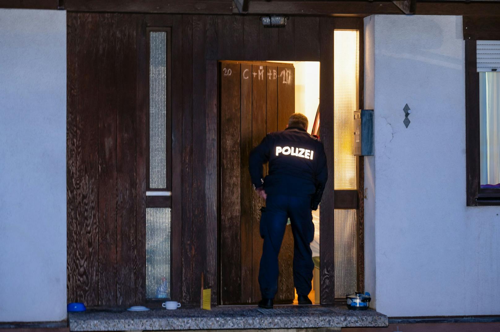 Ein Polizist vor dem Eingang zum Haus.