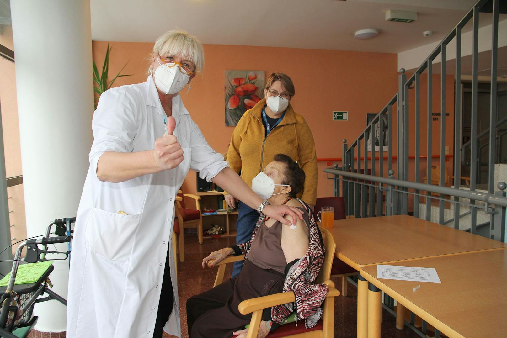 Bewohnerin Margarete Eichinger erhielt ihre erste Impfdosis von Dr. Christine Frank, Bürgermeisterin Karin Baier schaute dabei zu (bekam später aber auch eine Impfung).