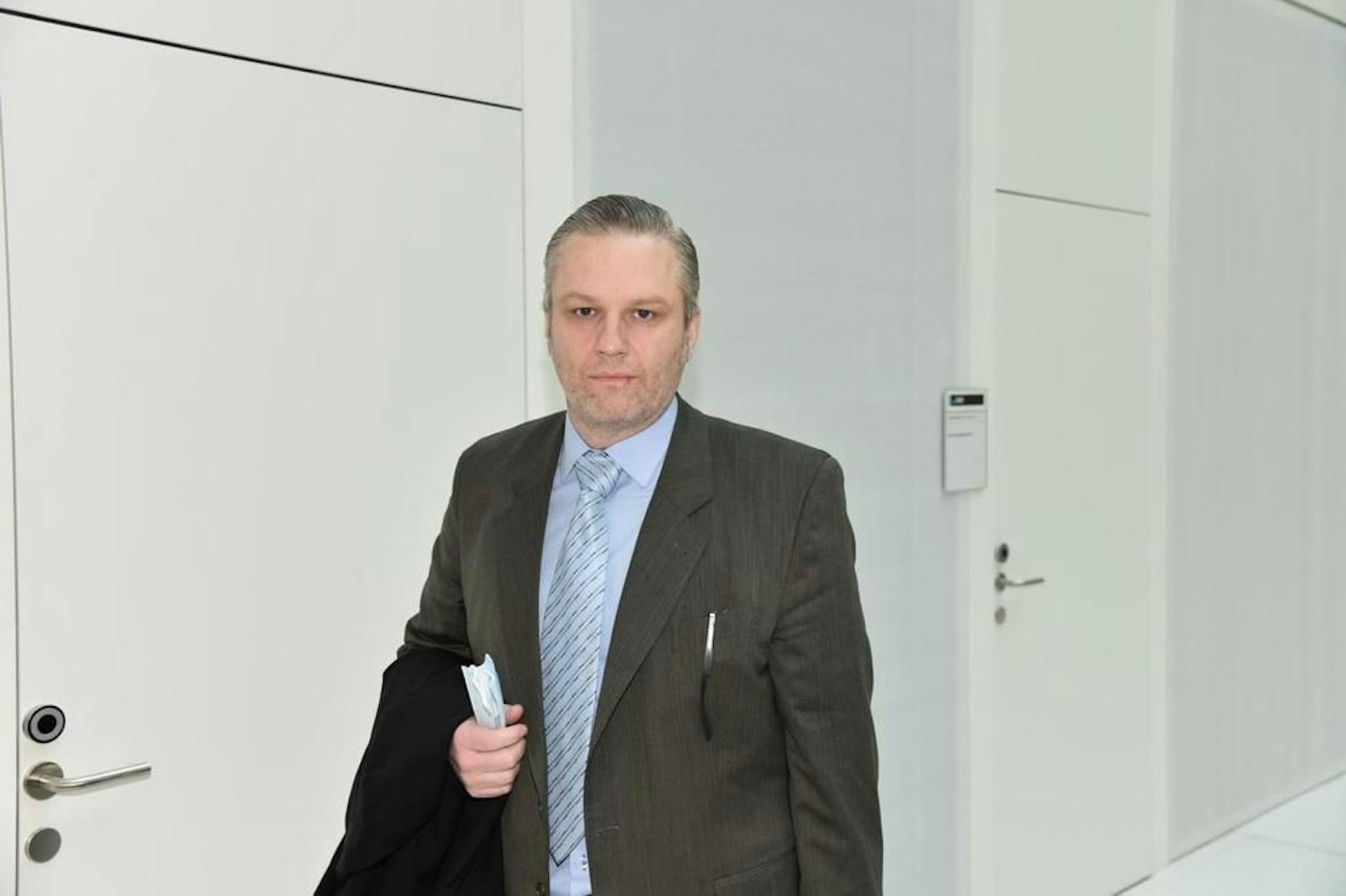 Anwalt Manfred Arbacher-Stöger vertritt den angeklagten Ex-Briefträger