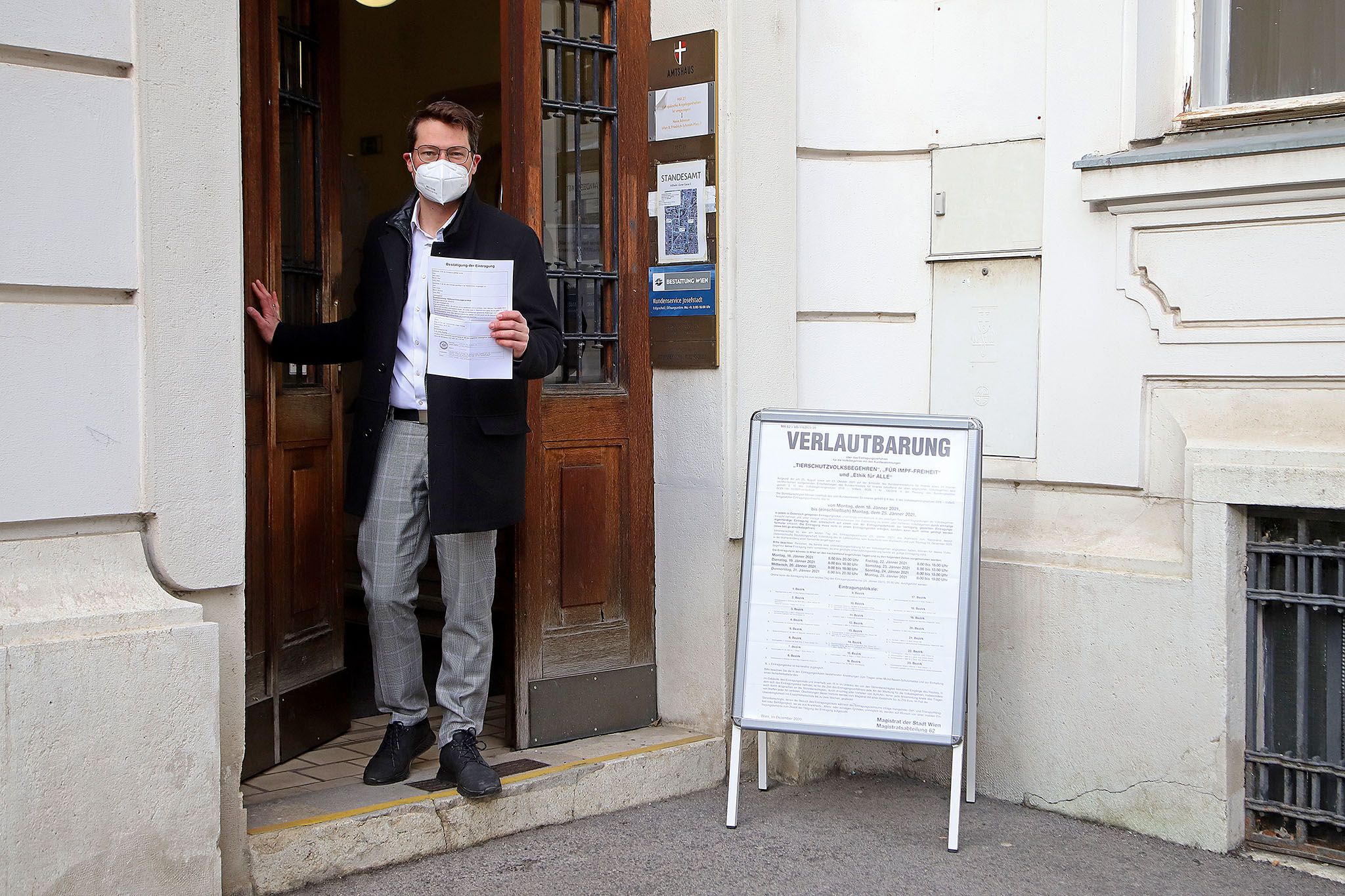 Czernohorszky (SPÖ) war heute einer der ersten, die im Amtshaus Schlesingerplatz (Josefstadt) das Volksbegehren unterzeichneten.
