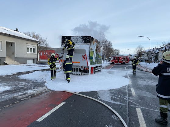 Die Feuerwehr konnte mit Schaum löschen.
