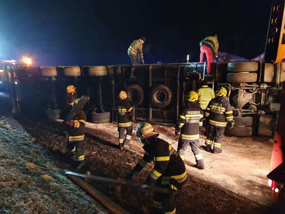 Auf der Südautobahn sorgte ein umgekippter Lkw am Dienstag für eine Totalsperre.