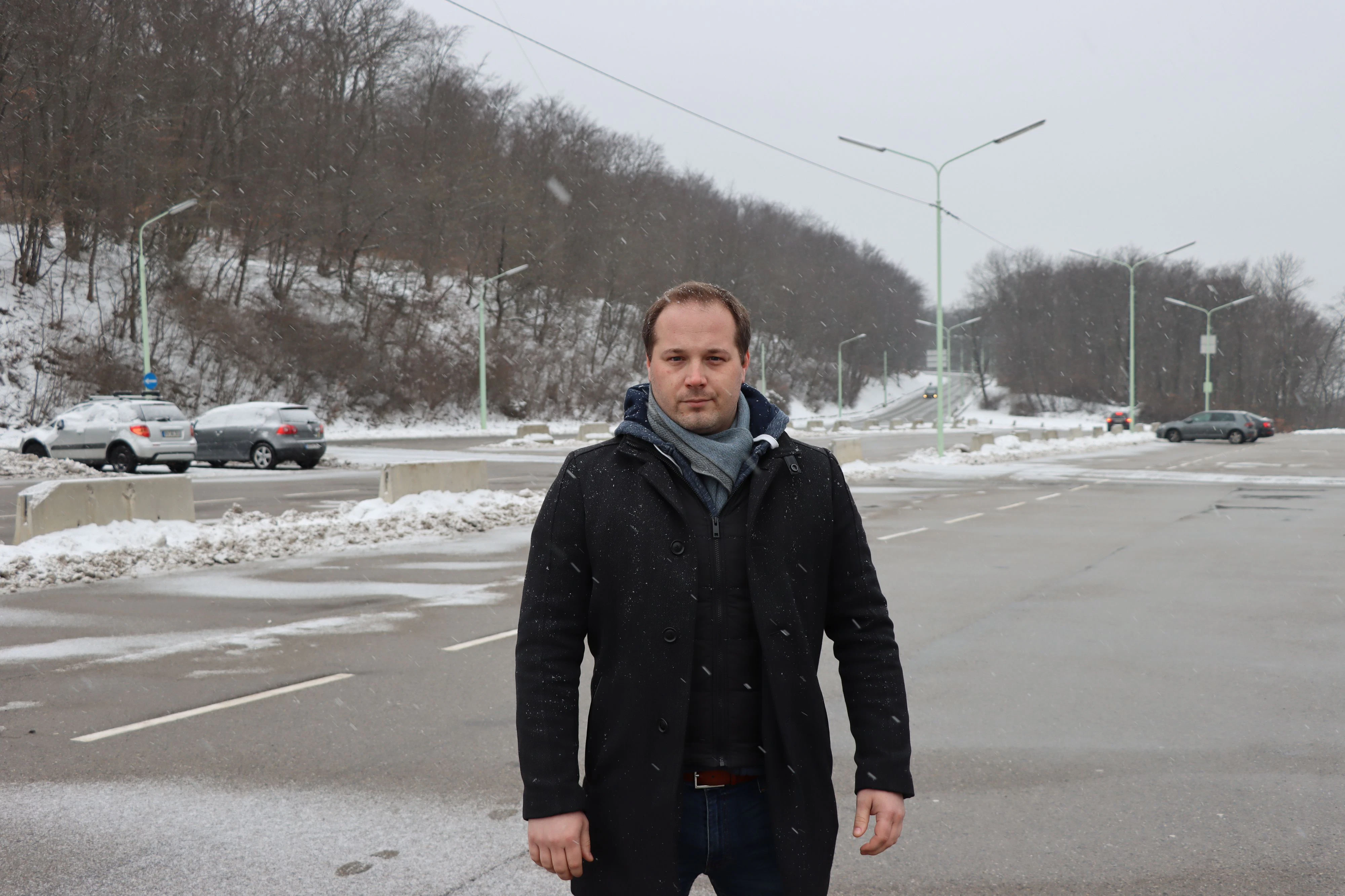 Döblings Bezirkschef Daniel Resch (ÖVP) sagt Roadrunnern den Kampf an: Er will den Parkplatz am Kahlenberg mit neuen Bäumen und Sträuchern für die Drifter unattraktiv machen.