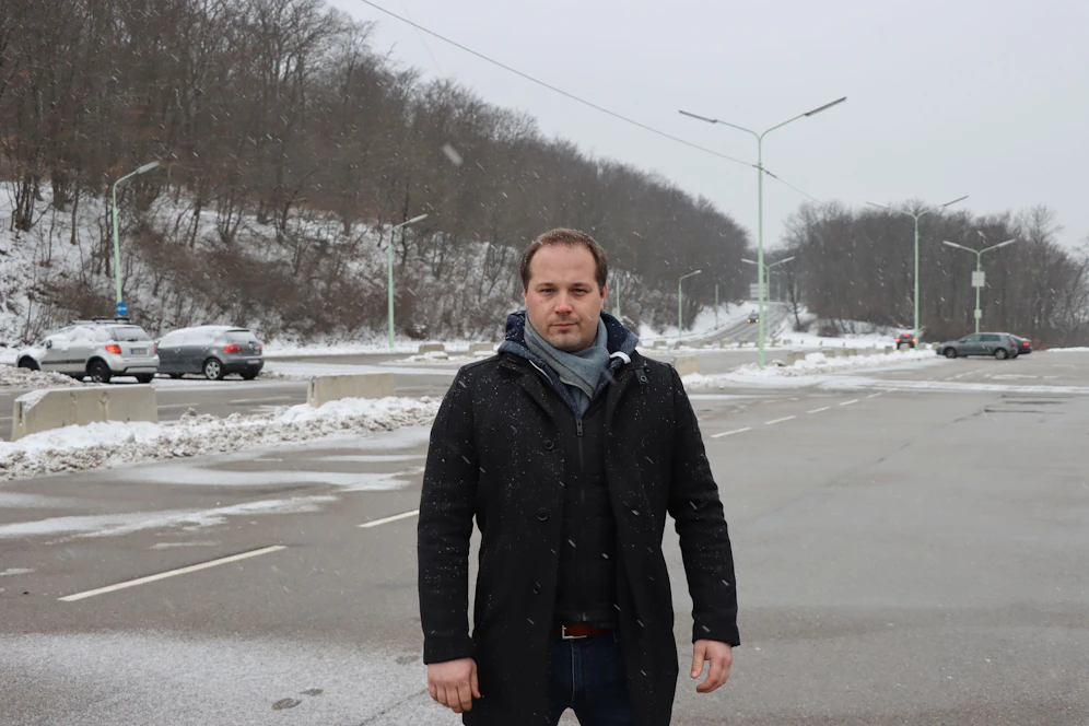 Döblings Bezirkschef Daniel Resch (ÖVP) sagt den Roadrunnern den Kampf an: Er will den Parkplatz am Kahlenberg mit neuen Bäumen und Sträuchern für die Drifter unattraktiv machen.