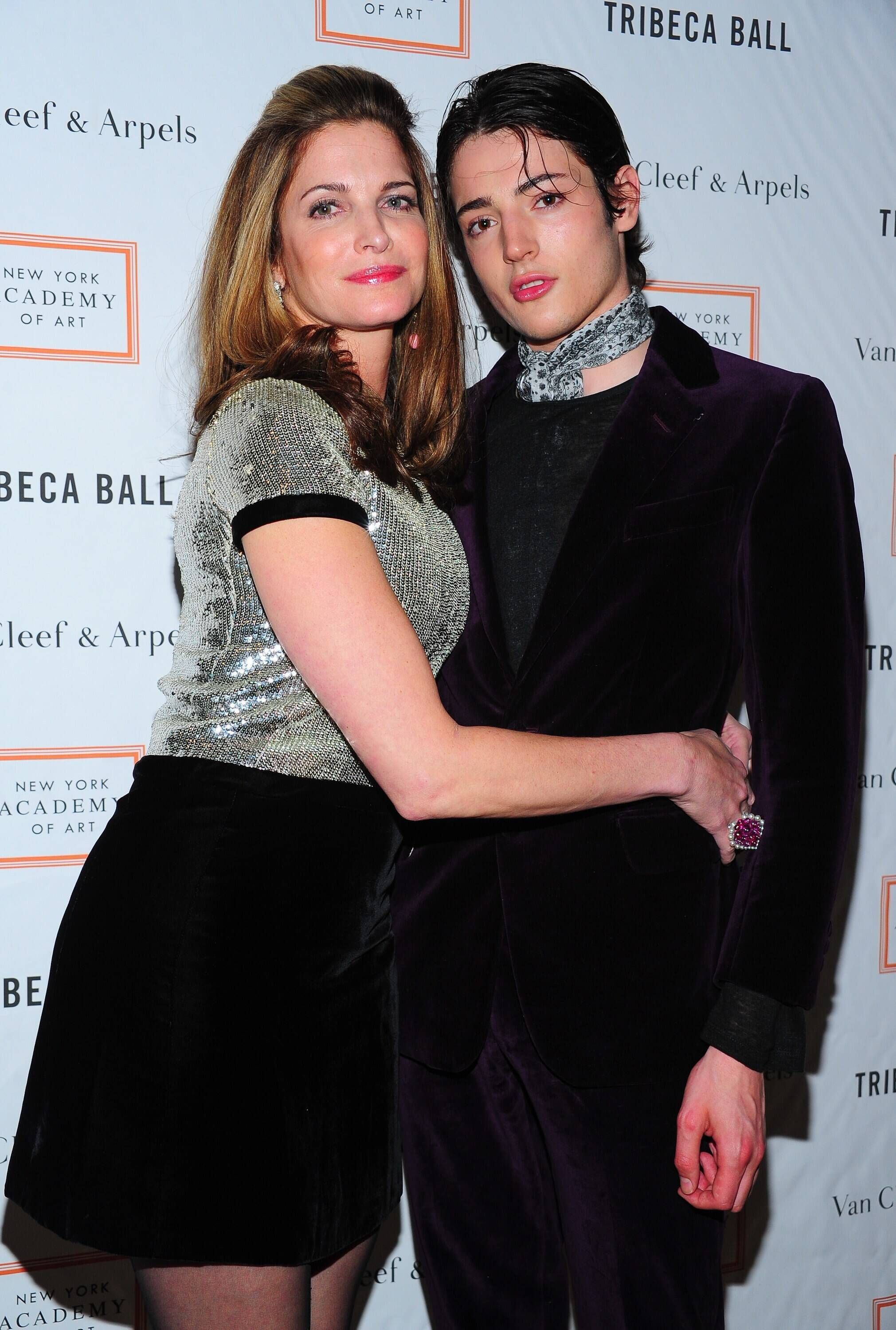 Supermodel <strong>Stephanie Seymour</strong> ist zutiefst erschüttert: Ihr Sohn <strong>Harry Brant</strong> starb mit nur 24 Jahren an einer Überdosis.<br>
