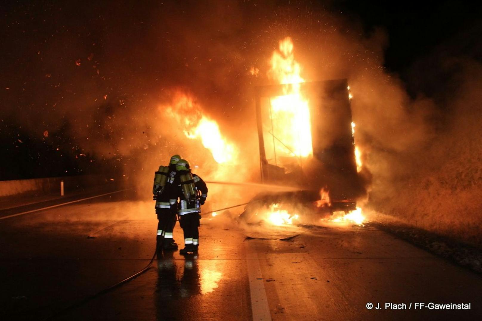Lkw stand auf der A5 in Flammen, die Feuerwehr löschte