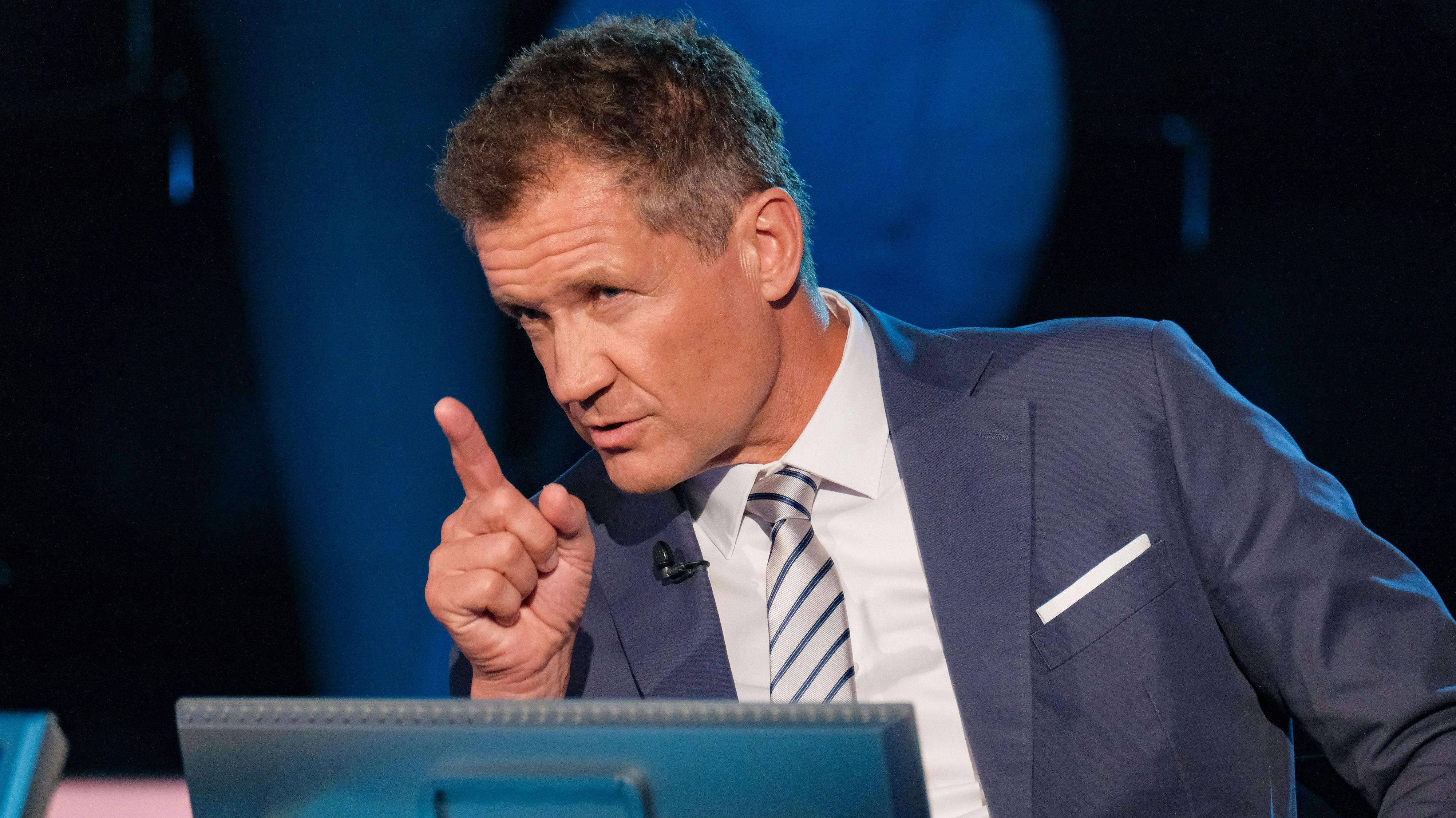 Download von www.picturedesk.com am 19.01.2021 (14:34).  "Die Millionenshow", Mit Wissen und einem Quäntchen Glück haben auch diesmal wieder vier Kandidaten die Chance auf den Gewinn von 1 Million Euro!Im Bild: Armin Assinger. SENDUNG: ORF2 - MO - 14.09.2020 - 20:15 UHR. Foto: ORF/Günther Pichlkostner. - 20200821_PD2374 - Rechteinfo: Rights Managed (RM)