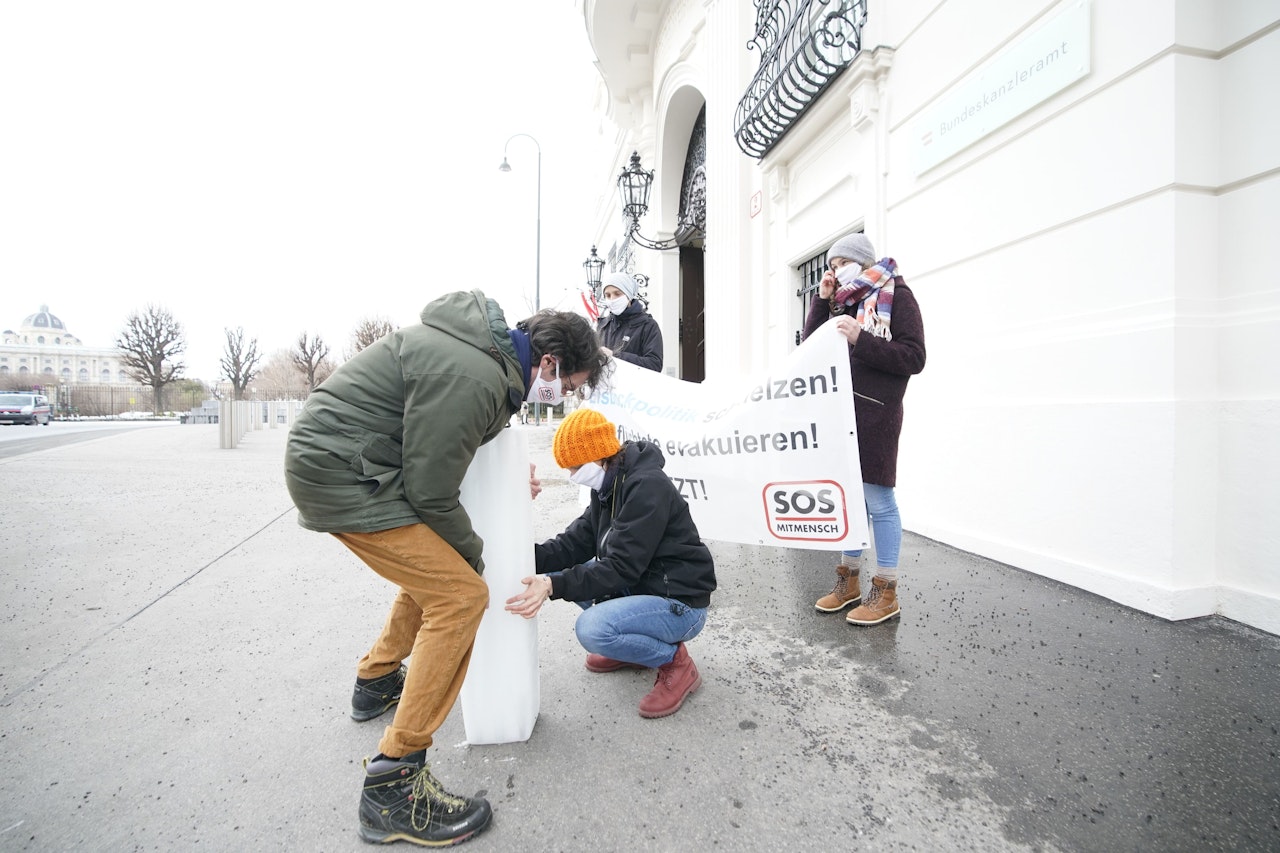 Heute.at - Eisblöcke Symbol für eiskalte Schultern des Kanzlers