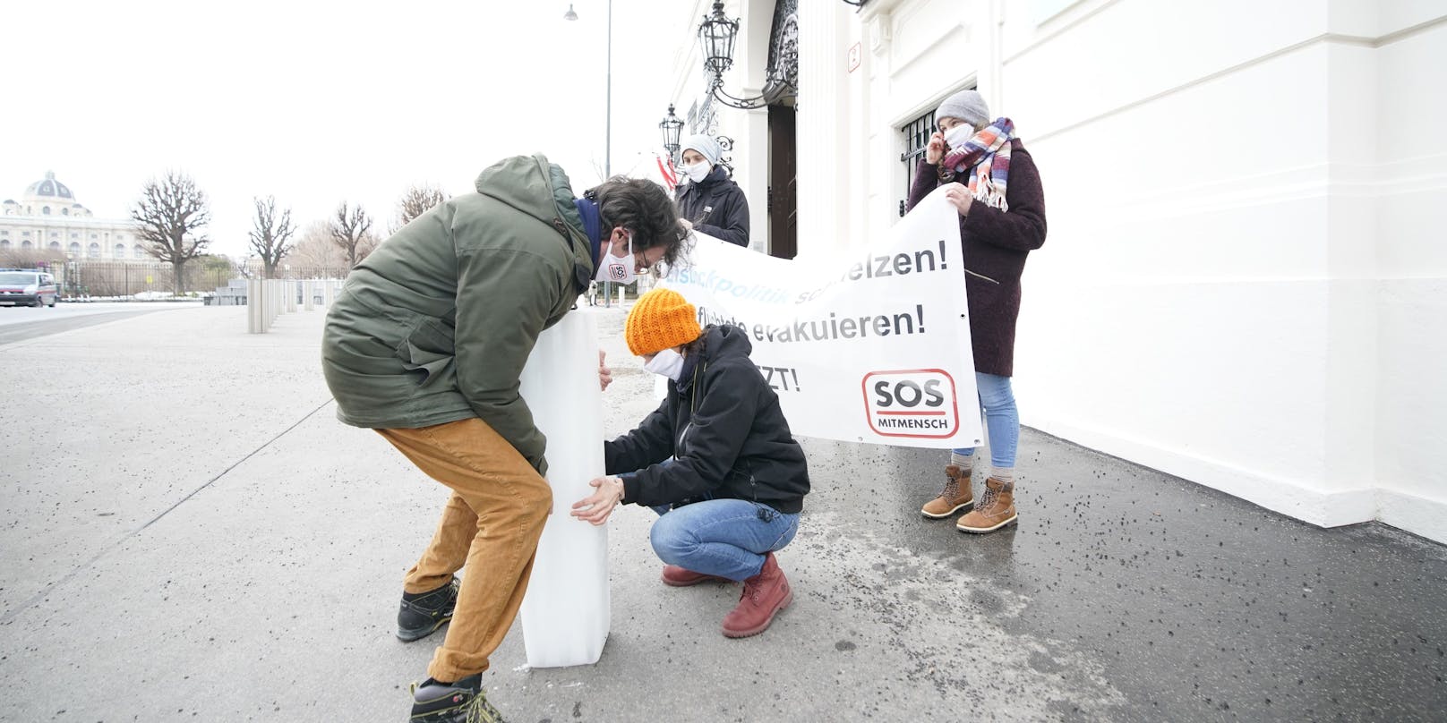 SOS-Mitmensch protestierte vor dem Bundeskanzleramt.