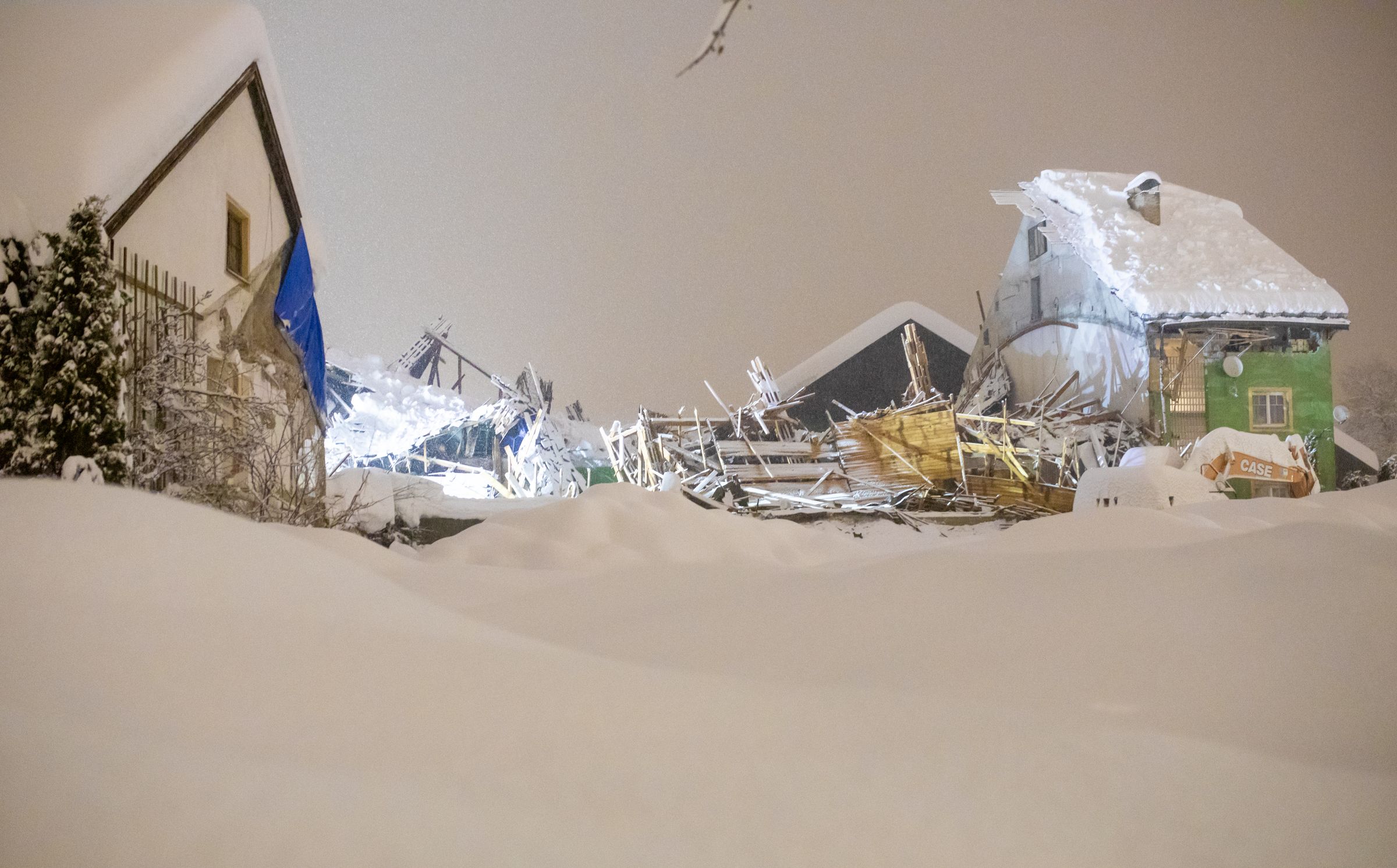 In Lienz ist am Samstag ein Dach unter den Schneemengen eingestürzt.