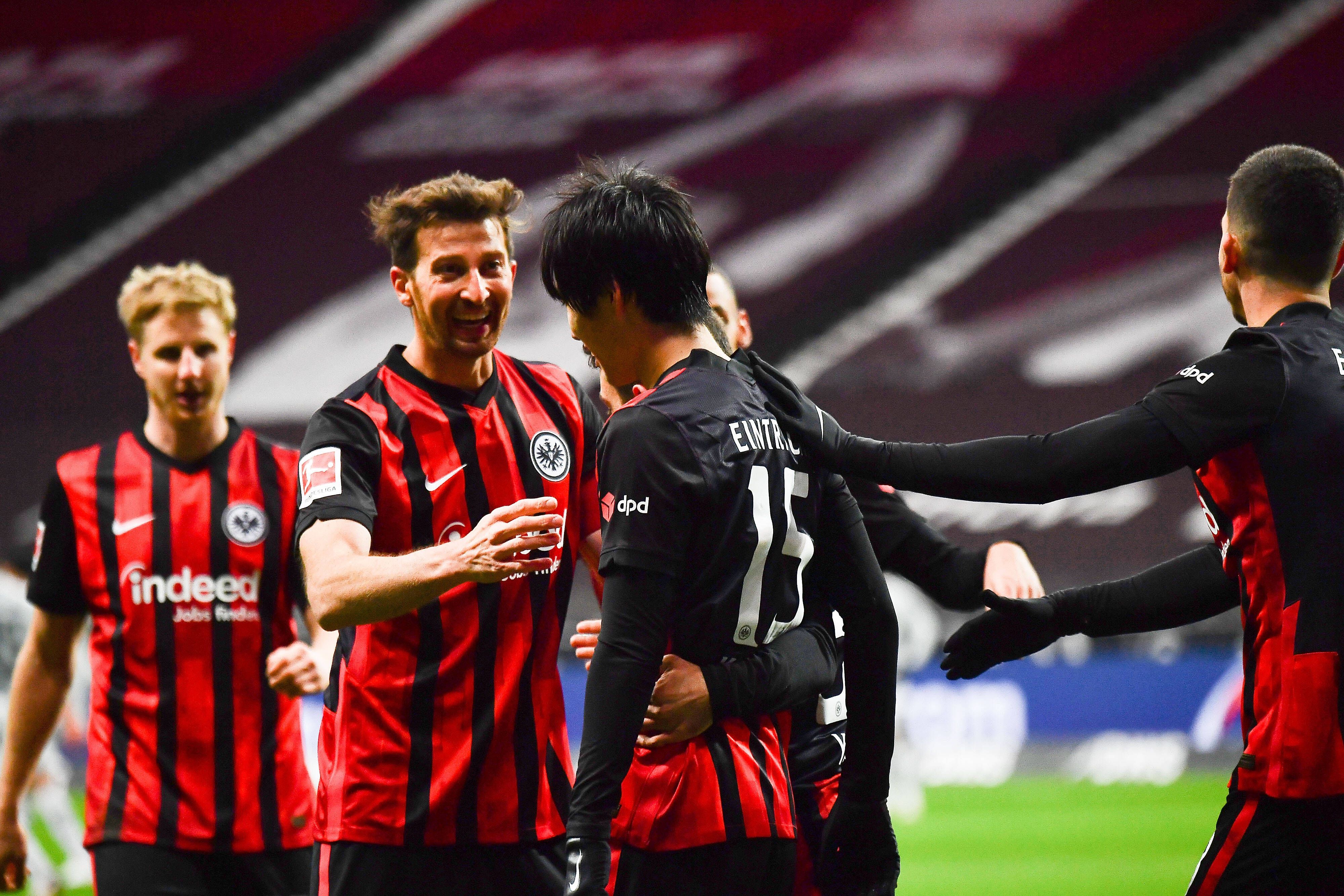 Die Eintracht feiert den 2:1-Erfolg gegen Leverkusen. 