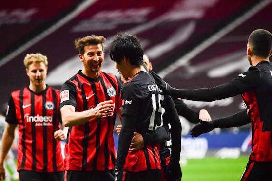 Die Eintracht feiert den 2:1-Erfolg gegen Leverkusen.