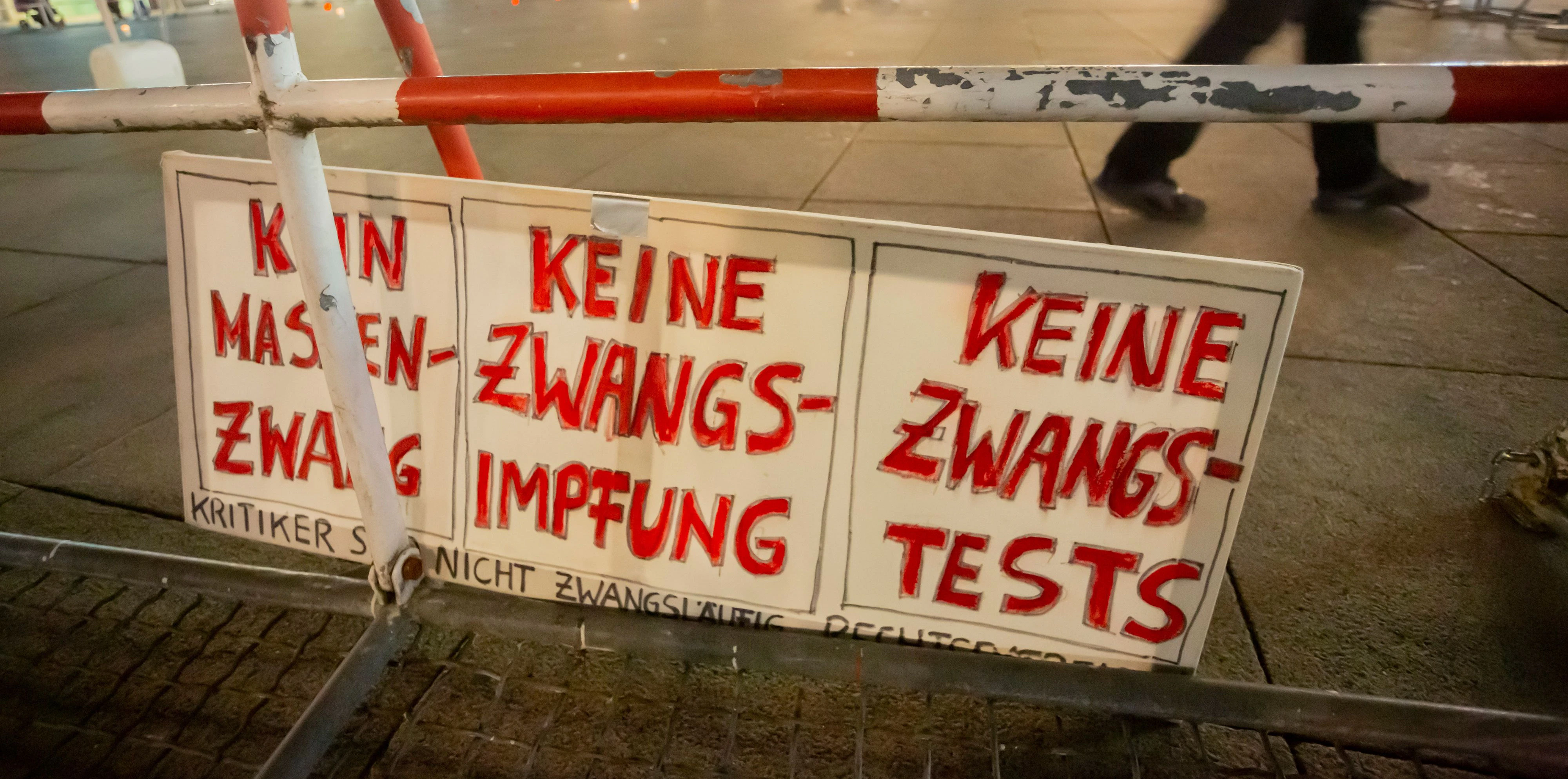 Download von www.picturedesk.com am 02.01.2021 (11:13).  28 November 2020, Berlin: "No compulsory vaccination" is written on a sign at a rally of the "Lateral Thinking" initiative against measures to contain the corona pandemic on Alexanderplatz. Photo: Christoph Soeder/dpa - 20201128_PD6468 - Rechteinfo: Rights Managed (RM)