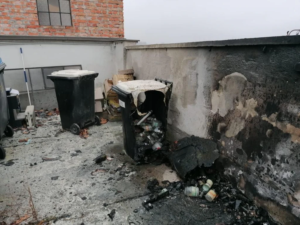 Bild der Zerstörung vor dem Wirtshaus 
