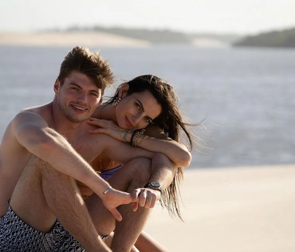 Max Verstappen turteilt mit Freundin Kelly Piquet. 