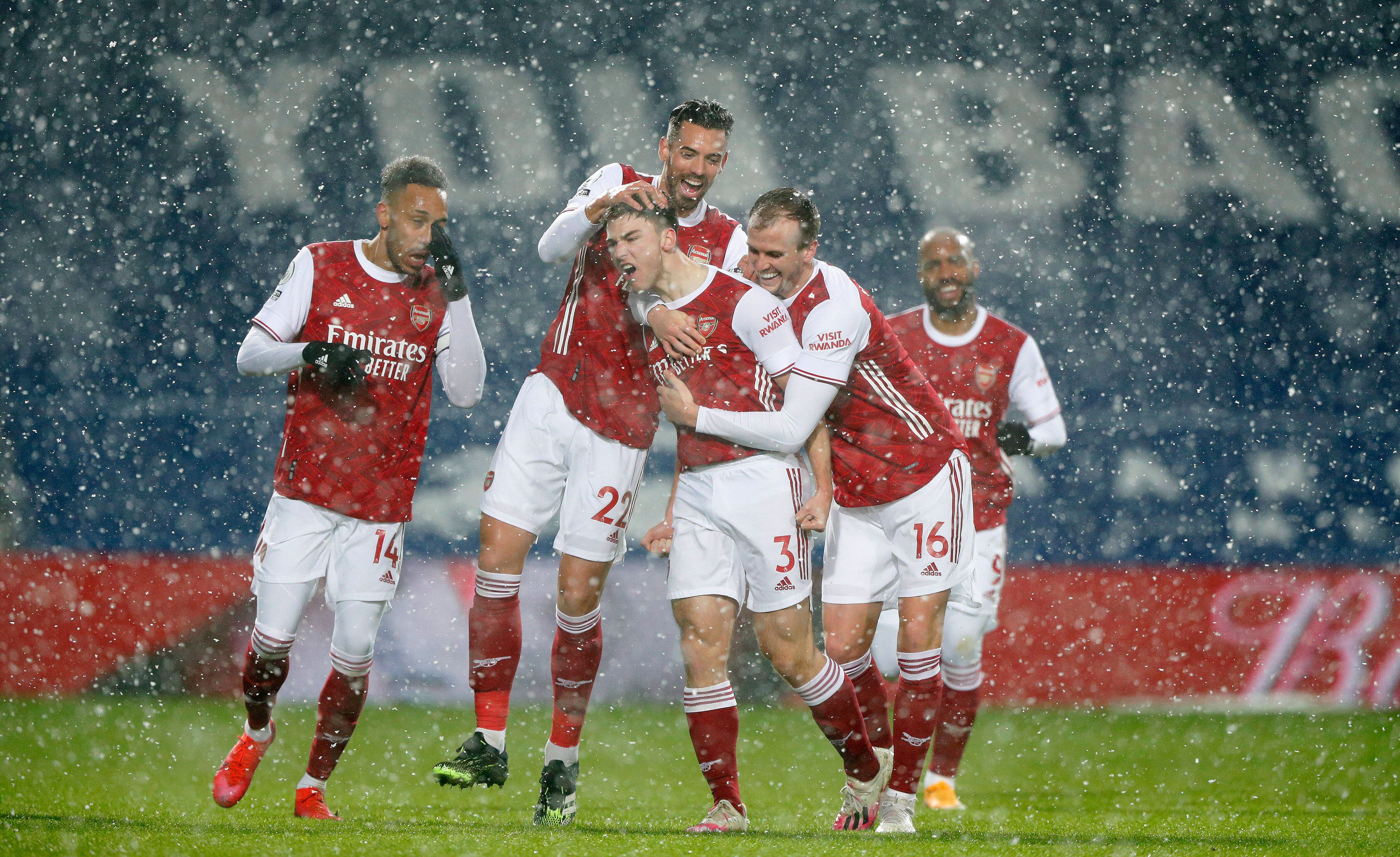 Arsenal jubelt im Schneeregen. 