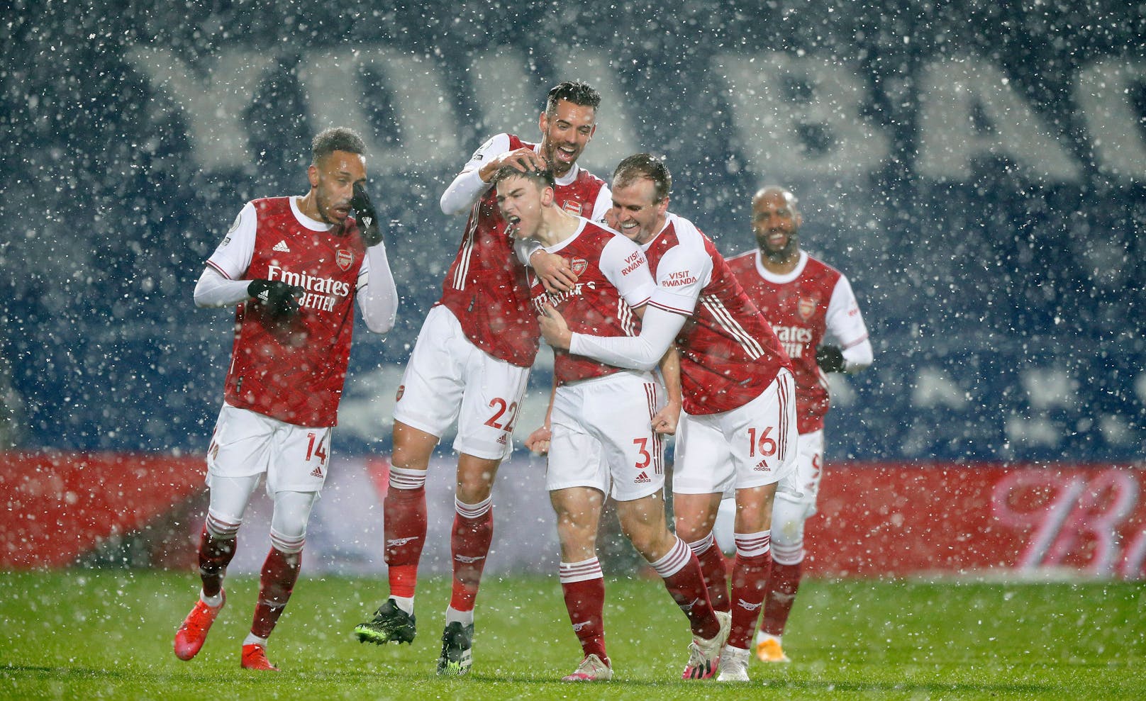 Arsenal jubelt im Schneeregen. 