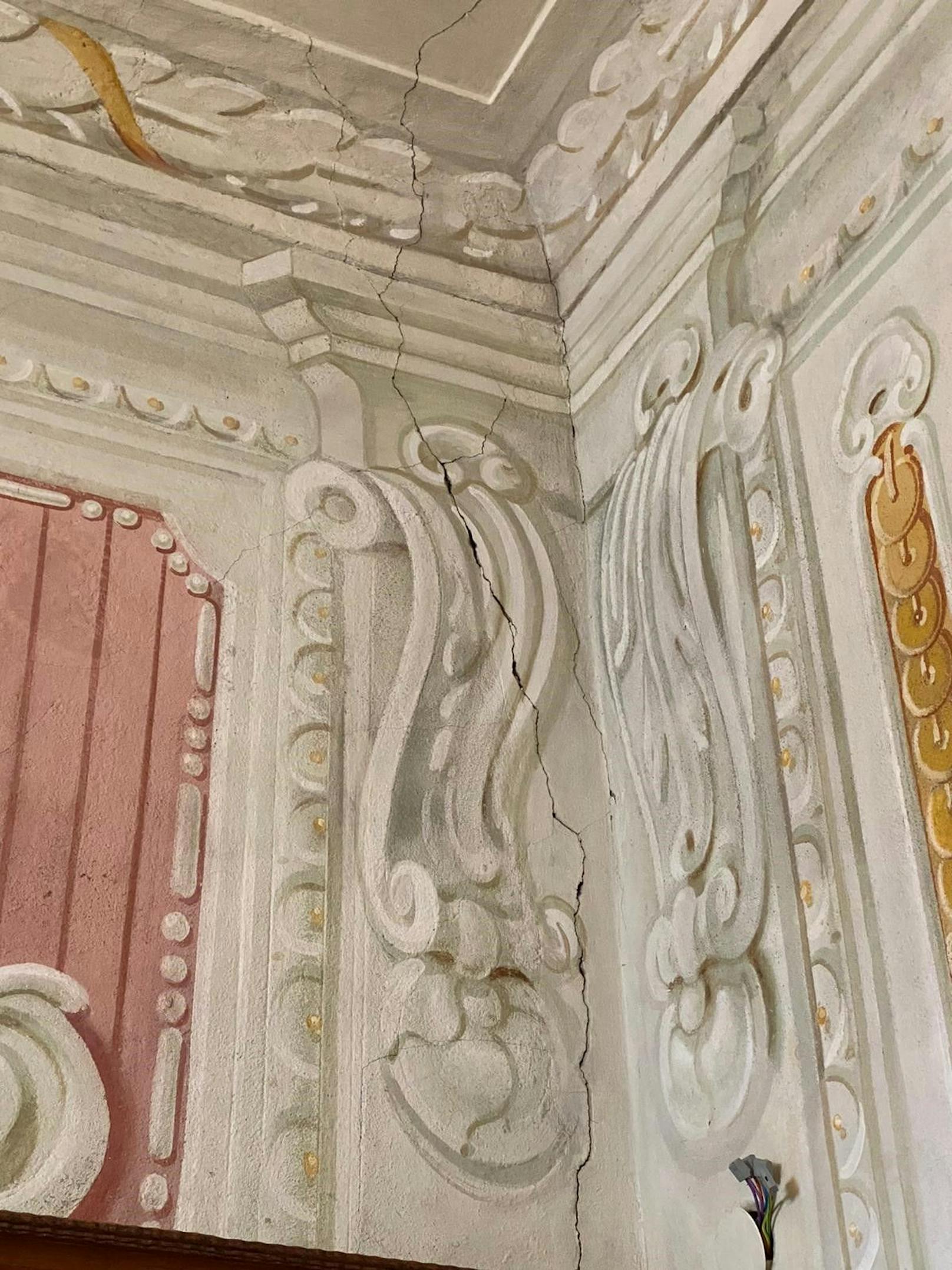 Zerbrochene Scheiben, Gläser, Risse in Decken und Fresken in der Wallfahrtskirche Frauenberg 